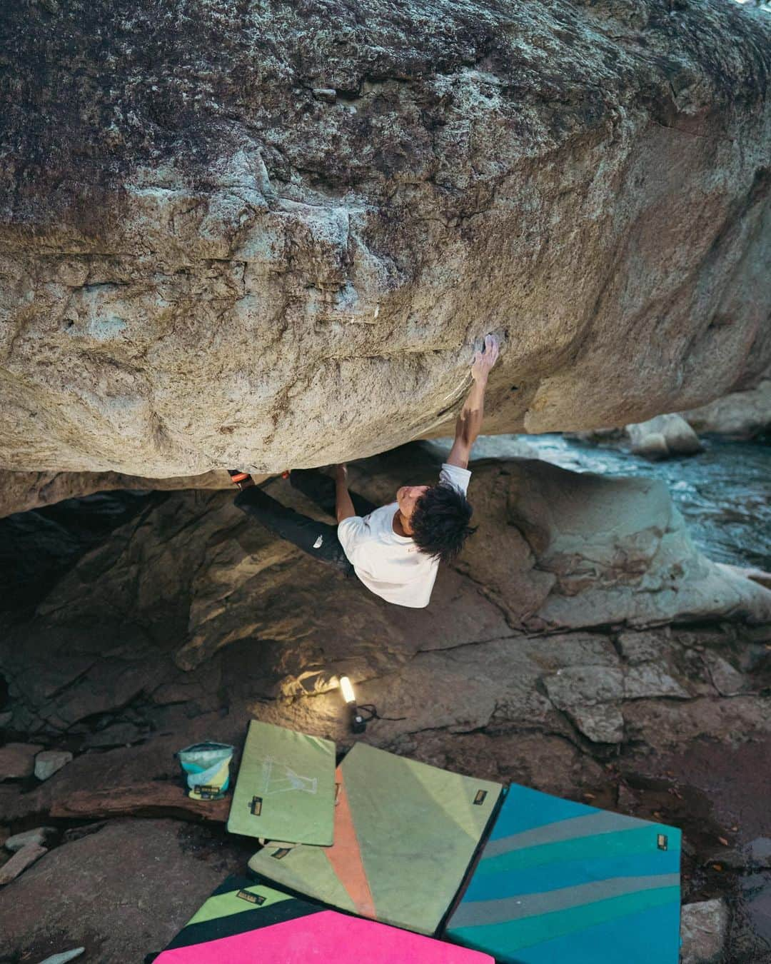 村井隆一さんのインスタグラム写真 - (村井隆一Instagram)「Loca (V15/五段+)✔️ Stoked to make the 2nd ascent @nomura_shinichiro bloc.  ________________________________ I tried this line four years ago when it was an old project and couldn't find a vision for it at the time. Since then I've been working on other projects and never came back, but exactly a year ago Nomsin finally finished this one as "Loca".  There are two cruxes on this line. One is a savage jump to one finger pocket. And the other is a technical move that makes full use of the foot jam in the middle.  In particular, the former is overhanging and the strength of the move is high, and high precision is required because I have to aim at the one-finger pocket of the blind.  After adjusting the grip and jump output many times, I was finally able to hit the pocket with a perfect trajectory just before the time limit. The foot jam part after that was steady, but somehow I managed to send it.  There are still a few projects left here though the water level was high on this day, so I couldn't try it. Next time✋  📷 @odamomo36  #climbing#bouldering#ボルダリング#塩原 @rokdo_team @frictionlabs @organicclimbing @unparallelup @rockmasterhq @team_edelrid @clover_resole @climbskinspain @urban_basecamp_shinjuku @basecamp.import」10月20日 23時52分 - ryu____1