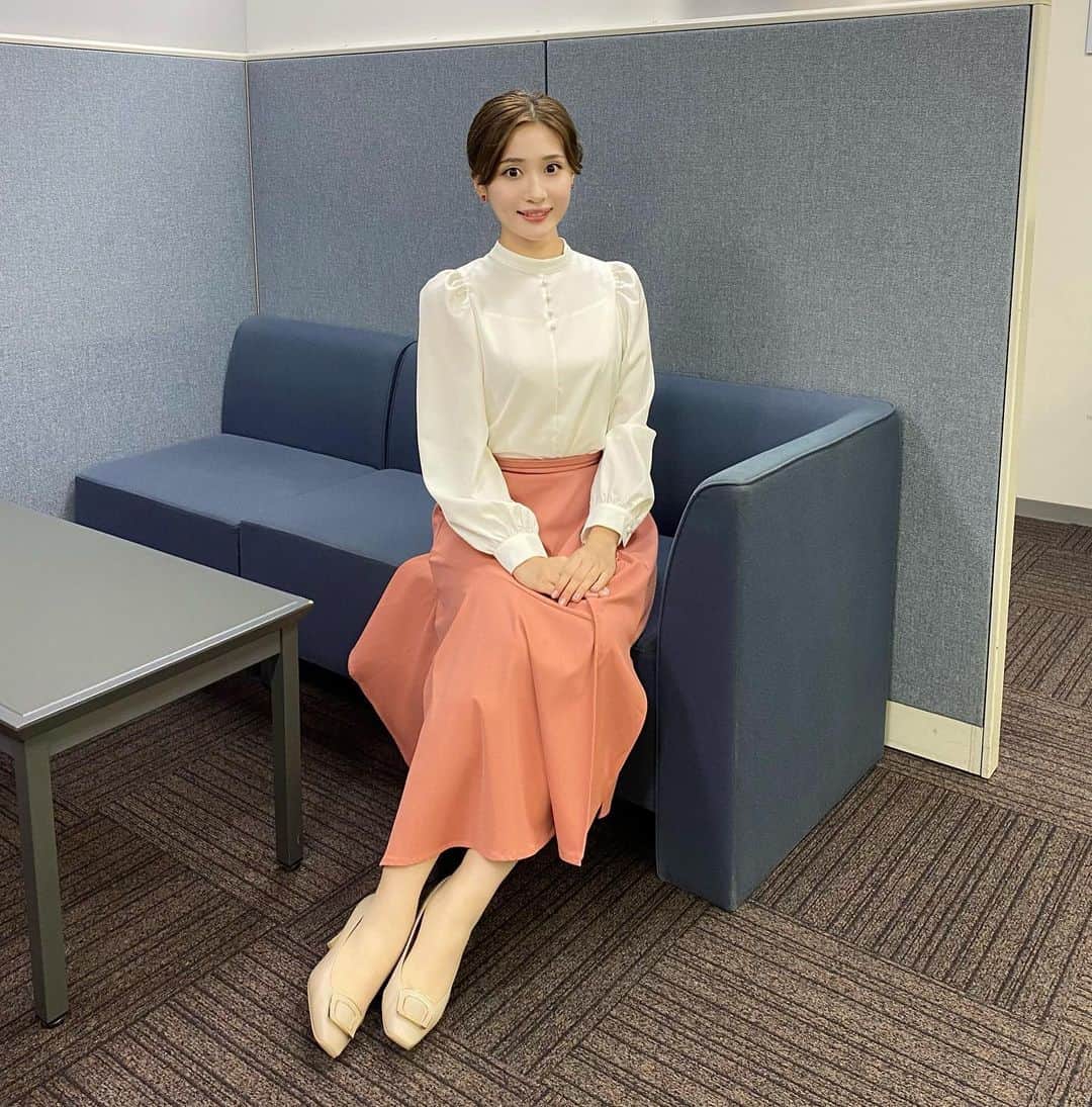 のインスタグラム：「きょうもご覧いただきありがとうございました😊❤️ 清楚な衣装でした🎀👗 #rkb#タダイマ#衣装#styling#ootd#アナウンサー#福岡#本田奈也花」