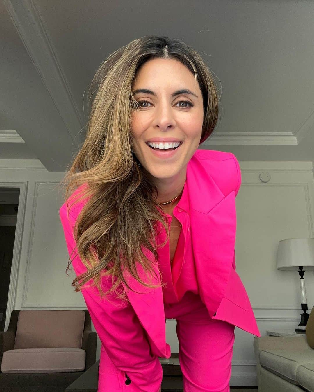 ジェイミー=リン・シグラーのインスタグラム：「I'm wearing pink to let the world know: This is what the supermajority looks like and I feel our power more than ever. Women are the most powerful voting bloc in the country. And this November, we're showing up—with determination, with joy, and in pink—to cast our votes and demand a government that represents all of us. Together, we are unstoppable. #VotingSuitsYou. join me and post in pink!  Get involved at argentwork.com/supermajority, or head to @argent to see more 💓💓💓」