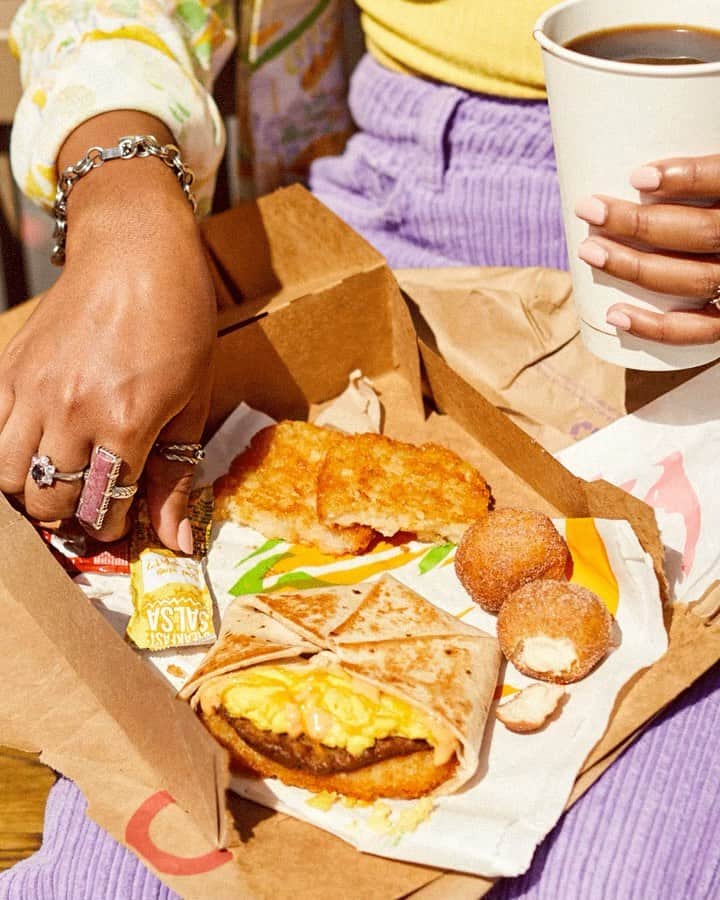 Taco Bellのインスタグラム：「You’re not still dreaming, we do breakfast.」