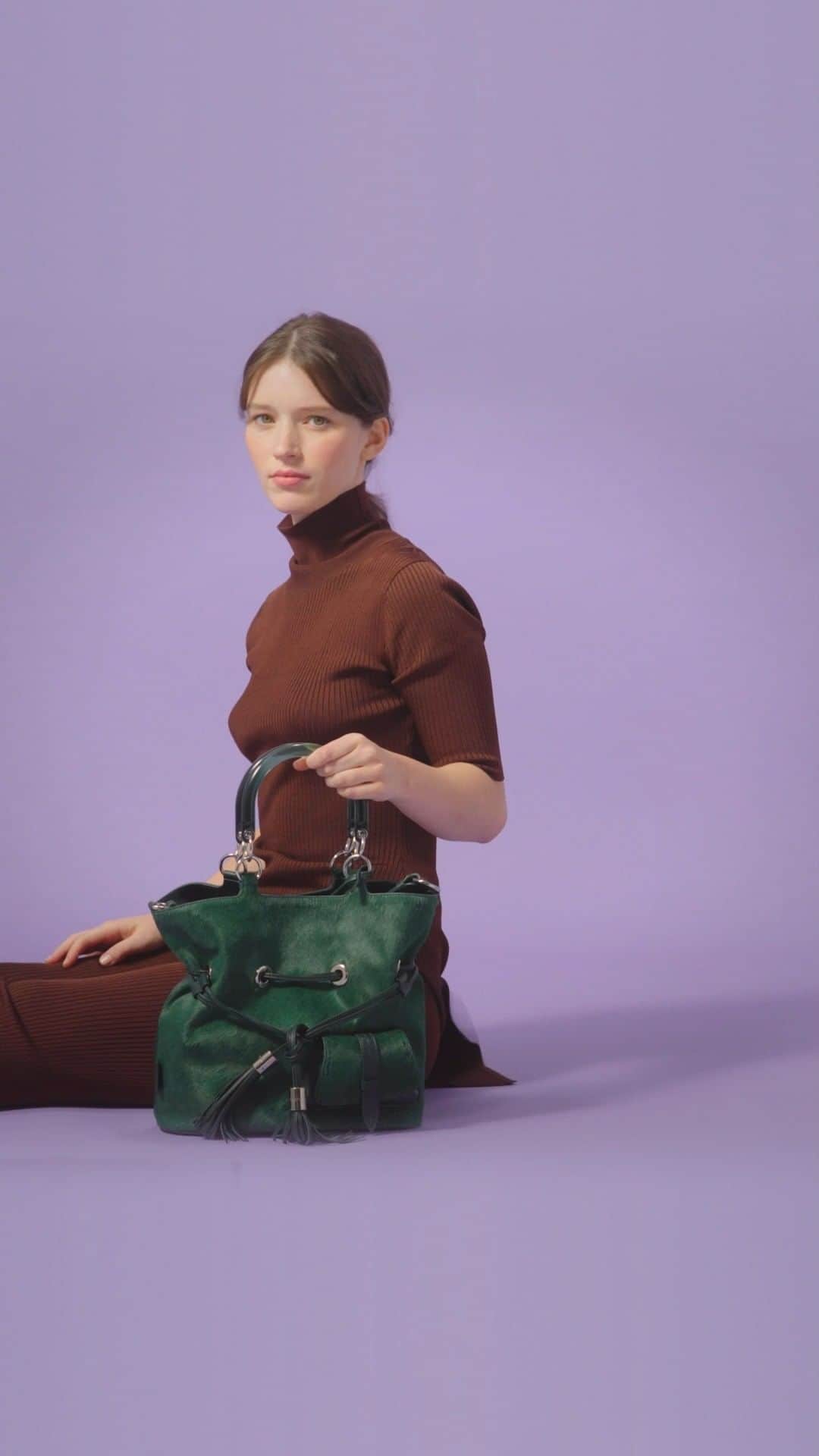 ランセルのインスタグラム：「New in! Premier Flirt Pony Animation, a true sweet love.  Premier Flirt – Pony Animation - Fern  Nouveau ! Notre Premier Flirt en Pony, un amour vraiment tout doux.  Premier Flirt – Pony Animation – Fougère  #PremierFlirtByLancel #FW22 #Lancel」