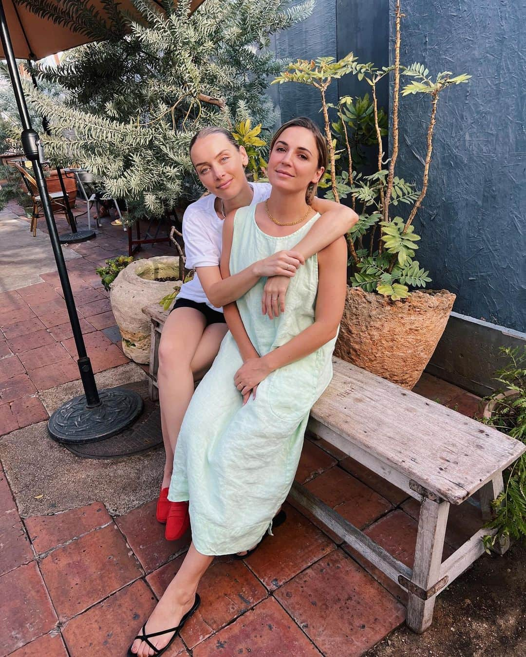 レイチェル・スカーステンさんのインスタグラム写真 - (レイチェル・スカーステンInstagram)「Stef and I lived 10 minutes away from this spot in a studio apartment when I moved to LA 14 years ago. I had a lot of dreams, and not much else. It was surreal to come back here and reflect on all the things that have happened over those 14 years, some incredibly hard but most beautiful beyond even my wildness dreams. I felt a deep sense of gratitude not only for the things I have now that I could have only wished for then, but for the fact that 14 years later I’m still sitting here with you @sweetbabysquirrel.」10月21日 1時12分 - rachieskarsten