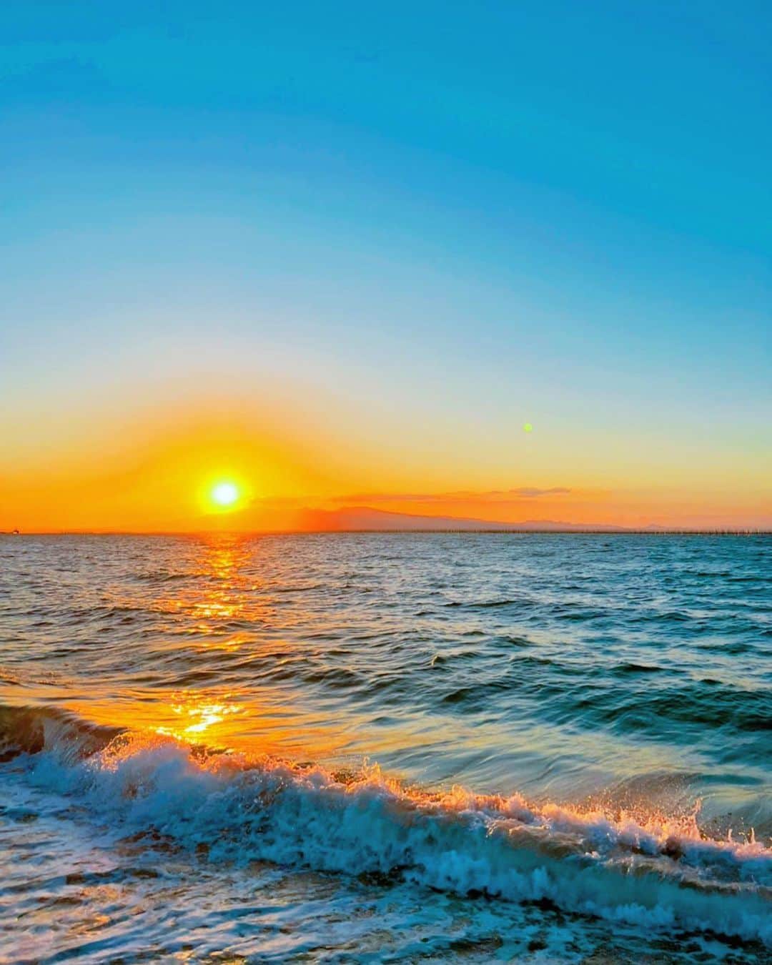 あびる優のインスタグラム：「とても力強い立派な夕陽だったので、 皆さまにもお裾分け😌🥰☀️  #sunset#ocean#sea#beautiful#nature#夕日#夕陽#サンセット#海#美しい#☀️#✨#🌊#🏝」