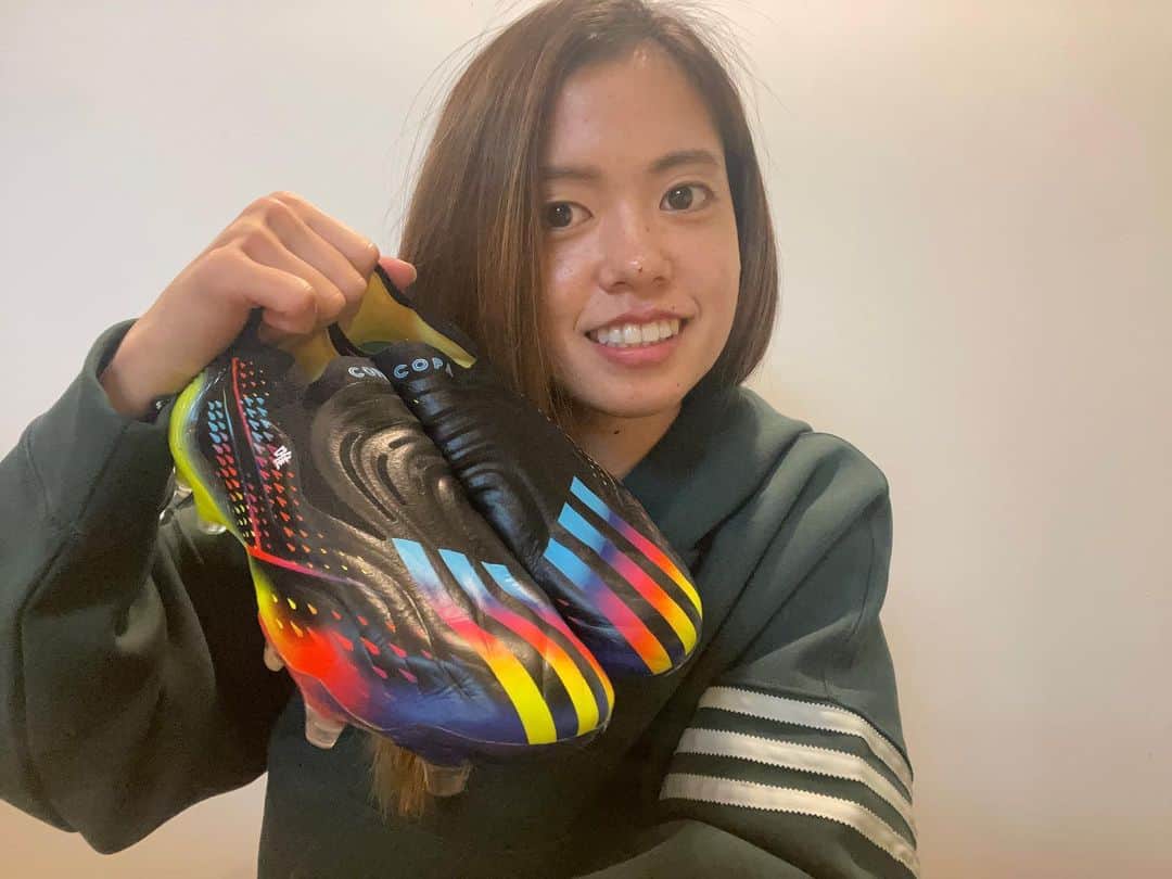 のインスタグラム：「🇬🇧  New colour 🖤💙💜❤️🧡💛  紐なしのスパイクはいつも裏もかっこいい🫢  この服も可愛い😌💚  @adidastokyo  #createdwithadidas  #コパ」