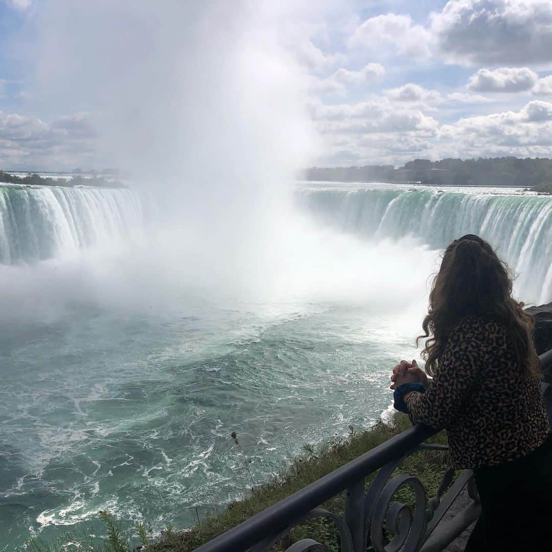 ハンナ・シューベルトさんのインスタグラム写真 - (ハンナ・シューベルトInstagram)「PART 2 of things I want to get off my chest My trip to America🇺🇸🇨🇦  I had no idea how my summer would look like when a friend from uni asked me if I want to join a roadtrip in the US (that she has already planned with a friend) just a day before they booked their flights. So it was a very spontaneous decision.  All my friends and family said I should definitely take the chance and do it. So I did.  It might sound stupid for some people but deciding to go on this trip wasn’t easy and a big step for me. In the past all my summers were filled with comps or training for comps. It meant that my summer would look completely different than any previous one in my life. Because my travel buddies were not climbing at all it also meant no climbing for a while. I didn’t see it as a decision against climbing I saw it simply as a decision for going on this trip. The climbing break was just a side effect of it. Summarized: This trip meant I had to step out of my comfort zone And it ended up being the best decision I ever made🥳🙌🏼 It’s hard to put into words what this trip meant to me I got to see so many beautiful different places and gather so much experience and memories that I’ll never forget❣️ I think I never felt as free as I did in these few weeks abroad. Free to do whatever I want to do. Free to be whoever I want to be  I always thought I’m not a spontaneous person when actually just my lifestyle as a professional athlete wasn’t made to be spontaneous.  As an athlete you have to plan out your whole year, think and plan ahead. I always felt like I struggle to really focus on the here and now and appreciate and enjoy the present. That’s why my goal for this travel was to live in the moment instead of worrying about the future or what will happen after I come back home and just soak everything in and enjoy it as much as possible! I think that worked out really well😊 I’m so thankful that I could spend the summer how I did, for Kathi and Melli for letting me join their trip and who made this time so special, for my canadian friends who let me feel so welcomed and made sure I’m having the best time exploring their country🙏  Definitely a summer I will never forget❣️」10月21日 2時41分 - schuberthannah