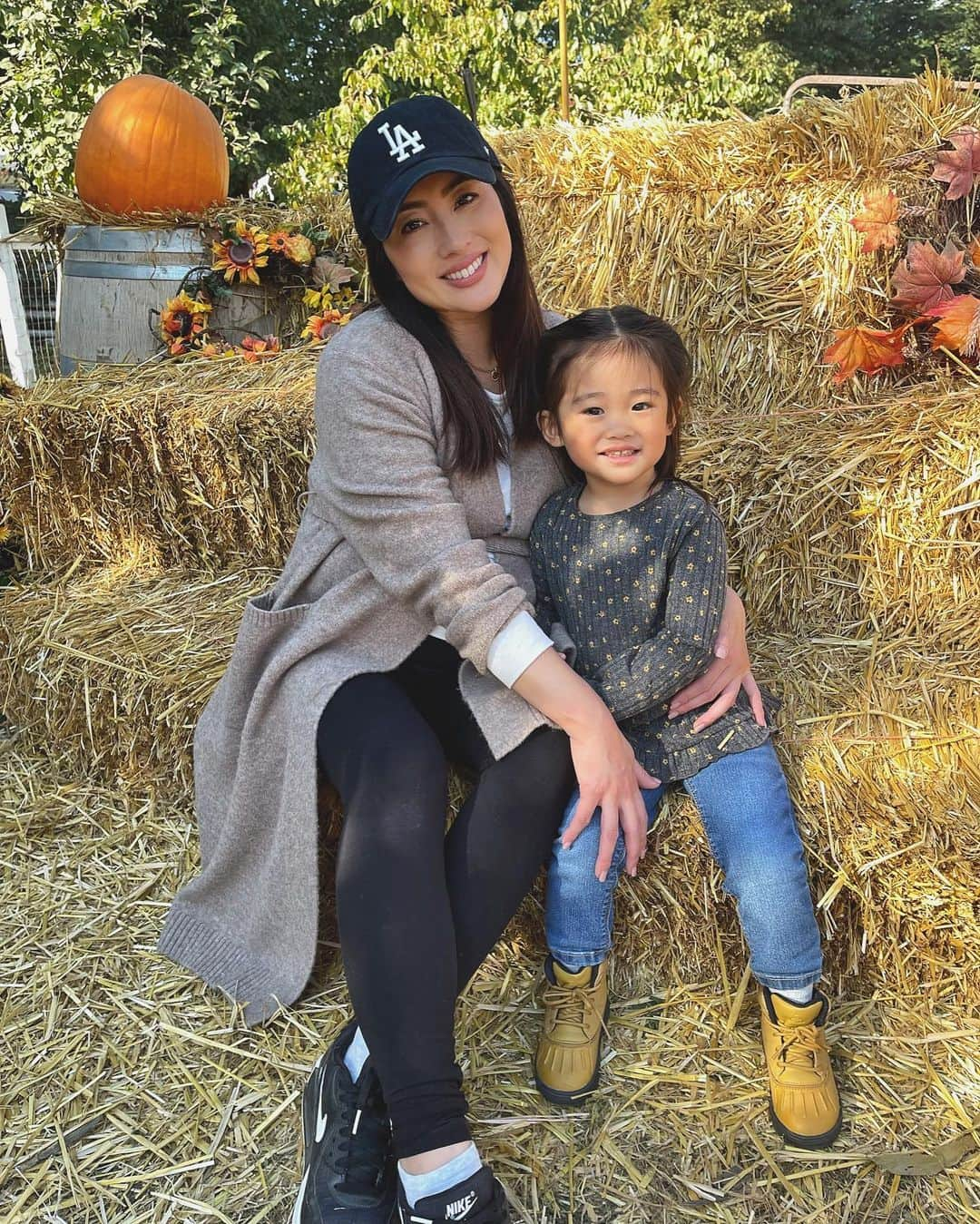 MayaTのインスタグラム：「いつもの10月じゃありえないくらい暑かった日☀️ 秋、大好き🎃 Enjoying the changing of seasons, I love autumn🍁  #pumpkinpatch #autumn #fall #海外生活 #秋」