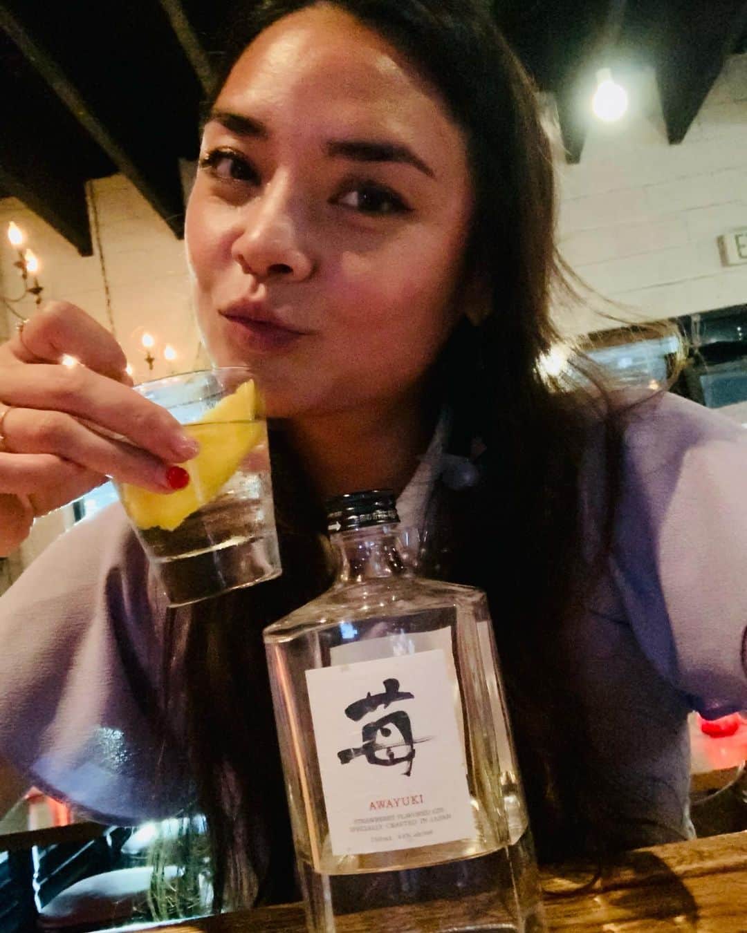 加賀美セイラのインスタグラム：「Found another love w my high school bestie🍸🍸🍸. #AwayukiGin #GinLover🍸🤍  美味しーーーの、見っけ🤭🤩🤤 #苺ジン #高校大親友」
