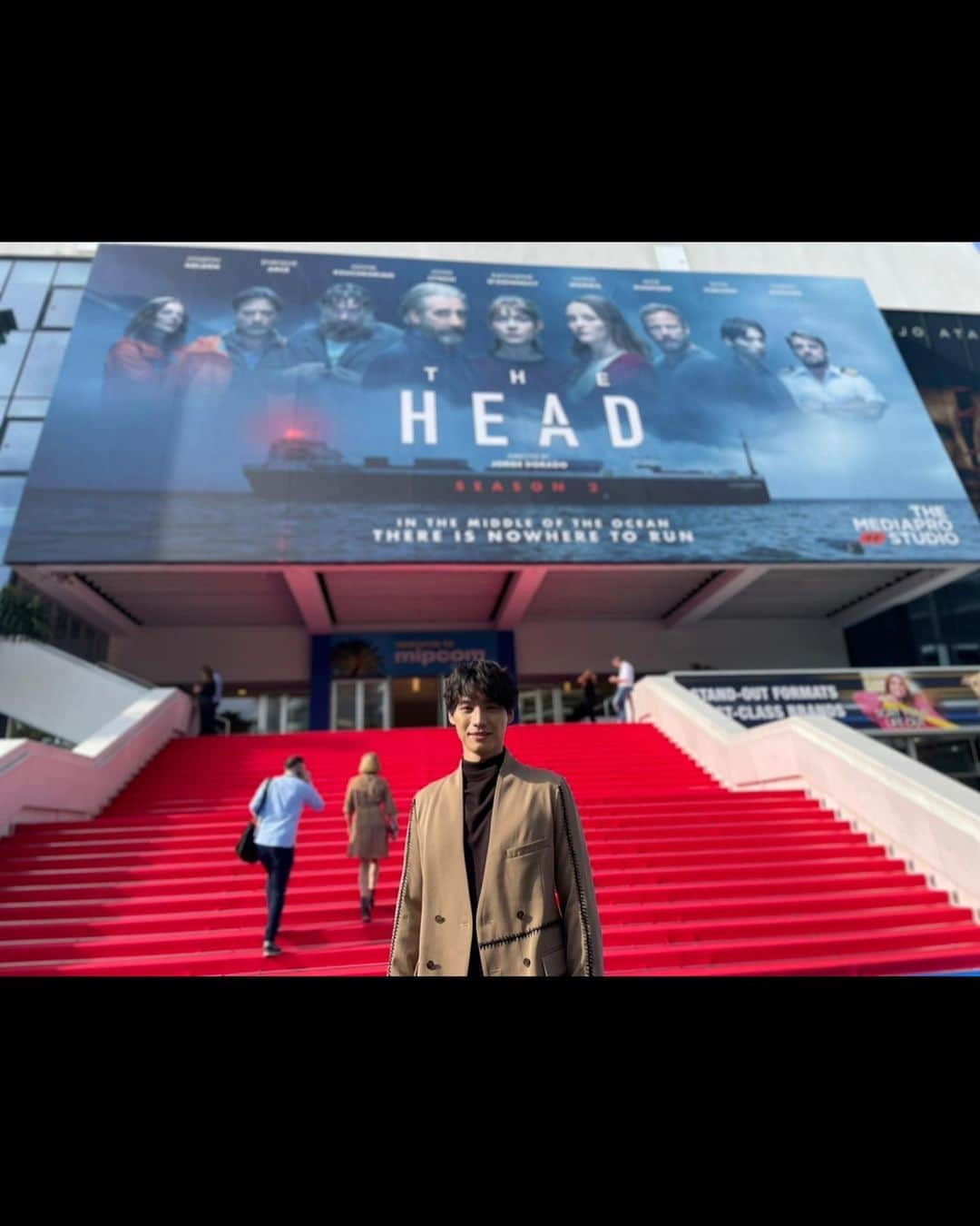 福士蒼汰さんのインスタグラム写真 - (福士蒼汰Instagram)「Thanks a lot for the big billboard of the Head. I walked on sunshine and the red carpet😆  大きなポスター ありがとうございます！ 上機嫌でレッドカーペット😋☺️」10月21日 4時01分 - fukushi_sota_official