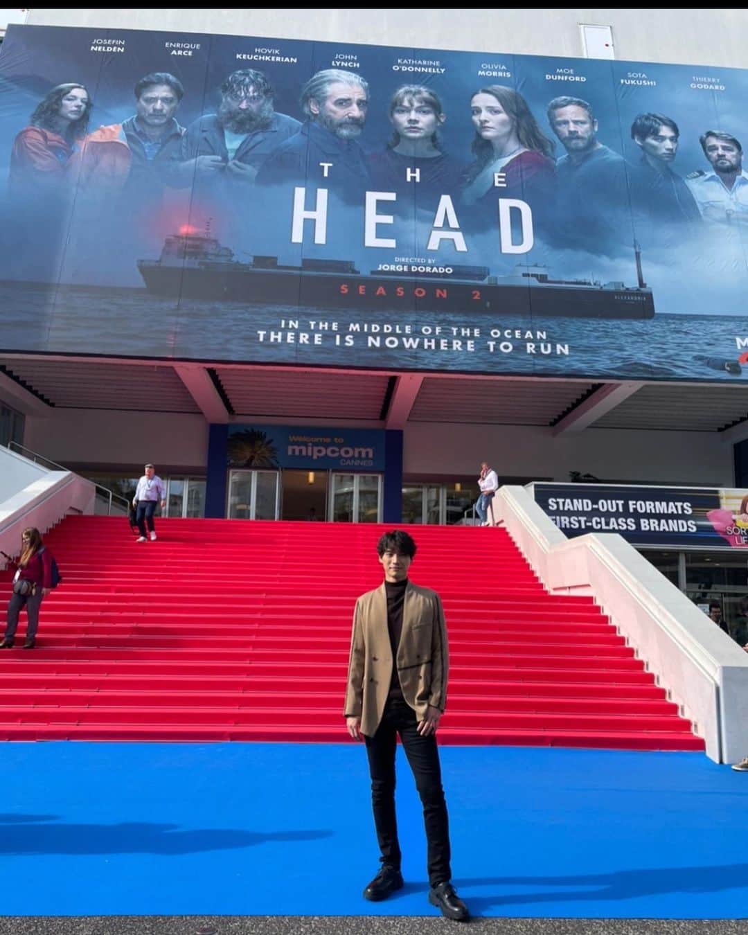 福士蒼汰のインスタグラム：「Thanks a lot for the big billboard of the Head. I walked on sunshine and the red carpet😆  大きなポスター ありがとうございます！ 上機嫌でレッドカーペット😋☺️」