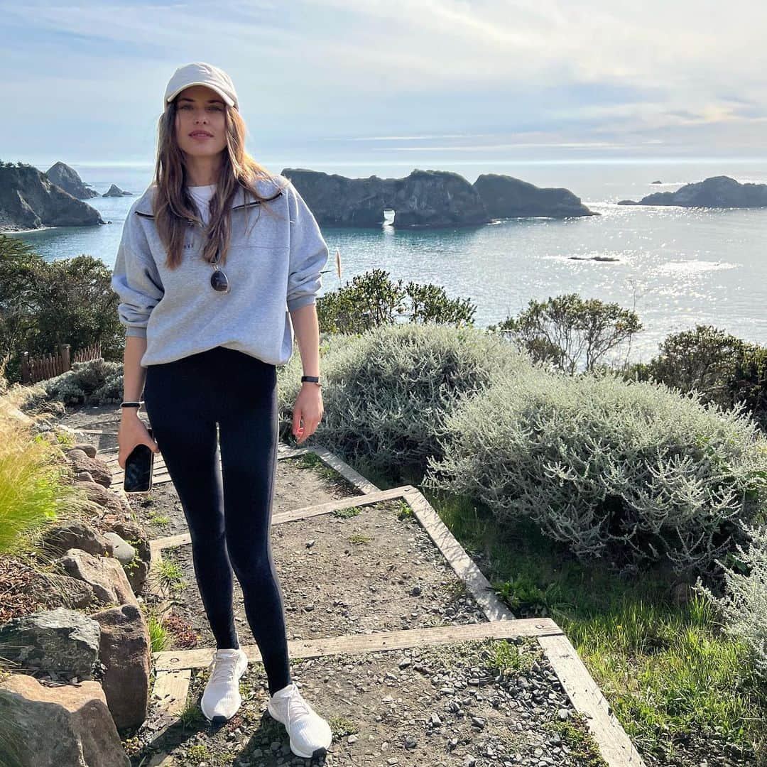 Lana Zakocelaさんのインスタグラム写真 - (Lana ZakocelaInstagram)「Had the most beautiful weekend in Mendocino celebrating birthday of my love! Hiking, eating , mushroom hunting and tree hugging was definitely fun!」10月21日 3時57分 - lanazakocela