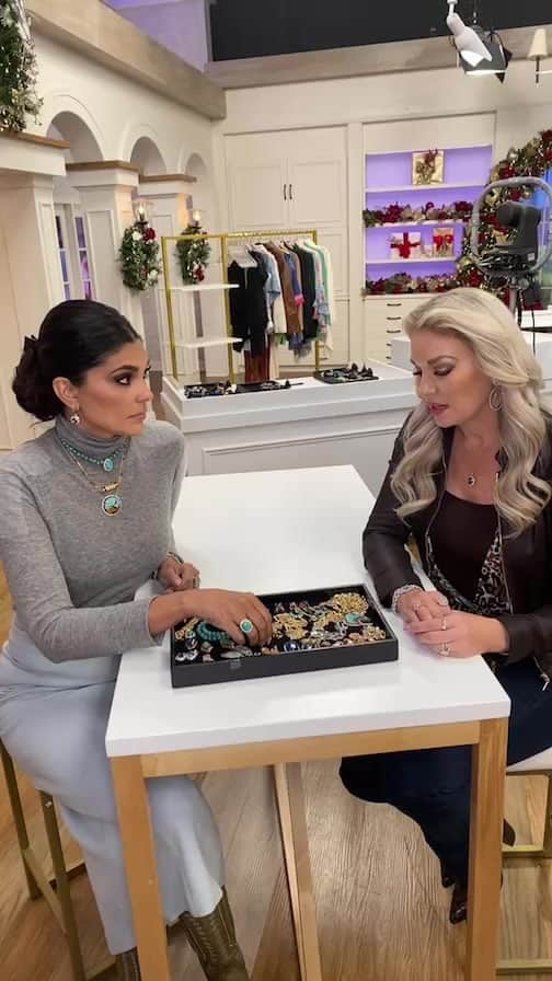 のインスタグラム：「Check out my latest collection @jtv on at 4pm EST / 1pm PST 💎😘💎💕🎉」