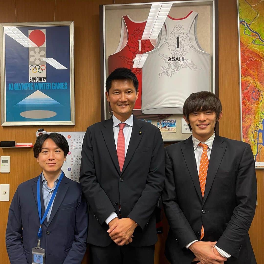 大木貴之のインスタグラム：「ビーチバレー、バレーボール元日本代表で現在自民党参議院議員の朝日健太郎さんにご挨拶とスポーツビジネスの未来についてお話する機会を頂きました。 選手引退後もご活躍されている朝日さんにお会いできて光栄でした✨ 今後、私も元バレーボール選手としてスポーツの力で地方創生、健康寿命の延伸、医療費削減等、国の課題に取り組めるよう努めていきます。 たまには真面目な投稿も👍 ※ネクタイし慣れてなくてめちゃくちゃ曲がってます。笑  #朝日健太郎　さん　#スポーツビジネス　#スポーツネーション　#バレーボール」