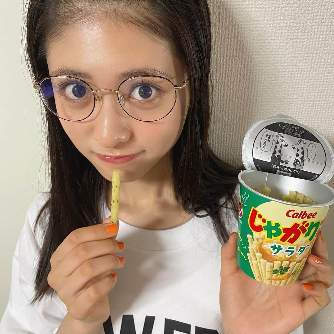 凛美さんのインスタグラム写真 - (凛美Instagram)「◡̈ ⁡ カルビー　じゃがりこ 「あげりこ　女子高生」篇のCMに出演しています！ ⁡ フタのイラストがとっても可愛くて メッセージも書けちゃう素敵なデザイン☺︎ ⁡ ⁡  学校でもお友達がたくさん食べているので そんなじゃがりこをテレビの中で 自分が食べているのが夢みたいです✨  街でも買っている人や食べている人が多くて 見ると嬉しくなります🤭 ⁡ 撮影でもたくさん食べて幸せでした🥔 ⁡ ⁡ みなさんもぜひ 「じゃがりこ　あげりこ！」してみてください！ ⁡ #calbee#カルビー#じゃがりこ」10月21日 15時43分 - rimi_kenon_official