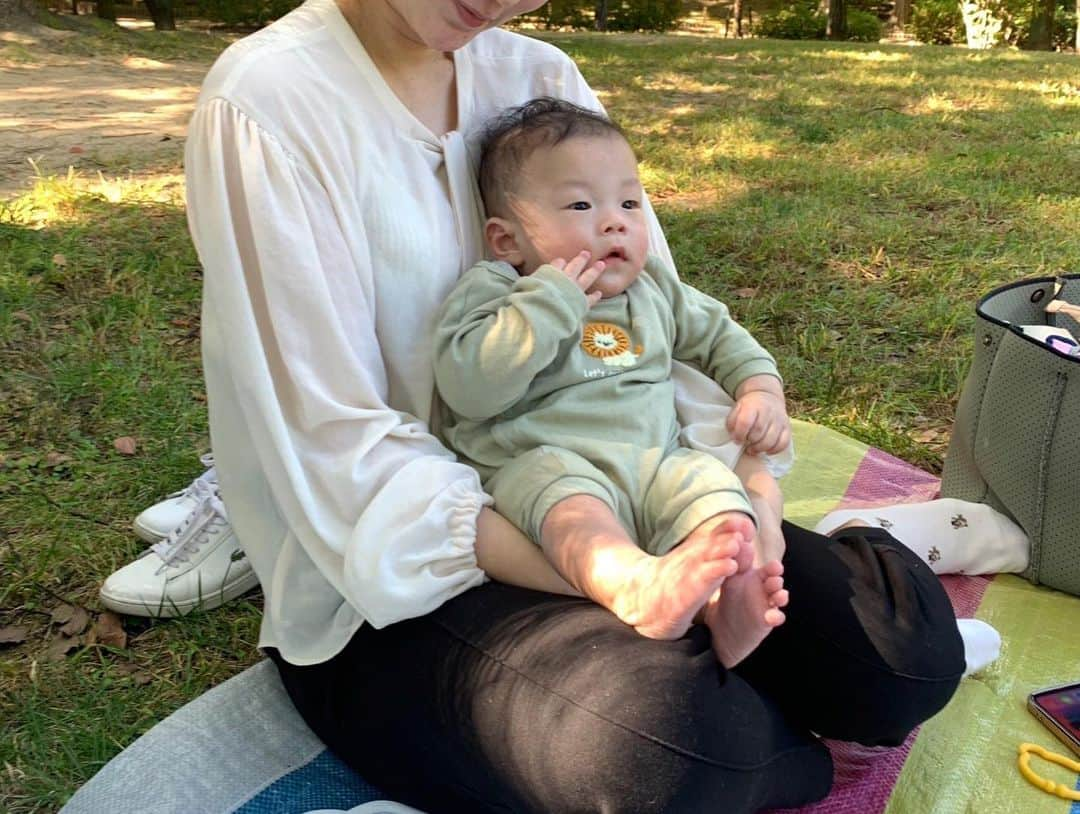 北川まみさんのインスタグラム写真 - (北川まみInstagram)「天気が良かったので、近所の公園まで思いつきでピクニック☺️ お弁当買ってワンころ🐶も連れて、家族4人でのーんびり✨ 妊娠してた時、こーいうの夢だったなぁ🥹  👶もいつものベビーカーからの景色じゃないから、ずっとキョロキョロして楽しそう☺️💕 ショッピングしたりランチしたりも楽しいけど、やっぱり自然の中にいるのが一番リフレッシュできる🌸また寒くなる前に行きたいな⭐️」10月21日 15時50分 - mk0323