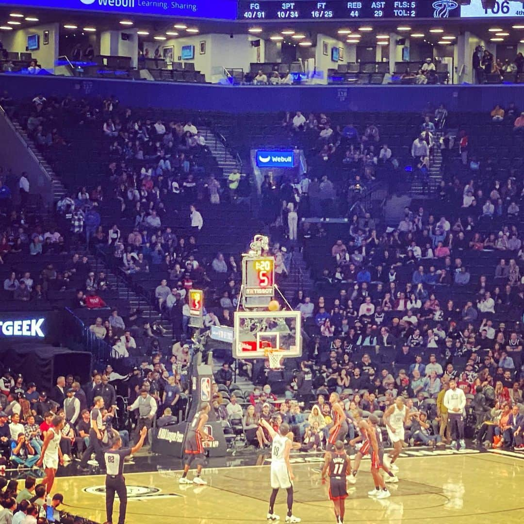 Ka-Naさんのインスタグラム写真 - (Ka-NaInstagram)「I went to see the NBA game with my family at Barclays Center in Brooklyn the other day! A Japanese basketball player “Yuta Watanabe” has joined in BROOKLYN NETS recently, and I’m soooo happy about that :) He scored a 3 points shoot in last 2 minutes before the game ended. That was so cool!!! Also, I took a few pictures of that lol. We had a really great time thanks to him and Nets! I bought a cap of Nets and I love it ;) I can’t wait to see the next game of them!!!  なんと、日本を代表するバスケットボールプレイヤー、渡邊雄太選手が我が街BrooklynのNetsにいらっしゃいましたー！！！ まさかこんなに近くに日本人のNBA選手が来てくださるなんて、とっても嬉しいです(≧∀≦)/ 家族で初めてNBAの試合を観戦させていただきましたが、とーっても楽しかったです♪ 雄太さん、最後の試合の残り2分を切ったところでスリーポイントシュートばしっと決めちゃうんだから、もうカッコイイのすごいのなんのって！！！ みんな大興奮でしたー(*ﾟ▽ﾟ*) また雄太さんの試合観に行きたーい♪  っと言いながら、たった今日本に到着したばかりで、明日から三週間ほど日本でお仕事なので、NY帰るまで次の観戦はちょっとおあずけ笑。 ツアーにイベントに盛りだくさんの秋の日本を満喫したいと思いまーす( ´ ▽ ` )ﾉ  この10月、11月のツアー、イベントの予定は下記になります♪  ☆10/22(土) 18:00〜 岡山県指定重要文化財「旧吹屋小学校」にて植村花菜ソロライブ  ☆10/28~11/10 Family Tiesツアー  10/28(金)18:30　市川市文化会館 11/4(金)18:30　四街道文化センター 11/5(土)14:00　市原市市民会館 11/10(木)18:30　流山市文化会館  ☆10/30(日) 10:30〜 0歳からのおやこコンサート　西宮プレラホール  ☆11/2(水) 19:00〜 奉納コンサート　春日大社  ☆11/13(日) 第41回豊かな海づくり大会・兵庫大会〜御食国ひょうご〜  ツアー、イベントの詳しい情報は、Website ”Ka-Na.us”をご覧ください！ この秋も日本でみなさんにお会い出来ることを楽しみにしていまーす( ´ ▽ ` )ﾉ  #nba #brooklynnets #yutawatanabe #kanauemura #ny #brooklyn」10月21日 16時32分 - kanajpop