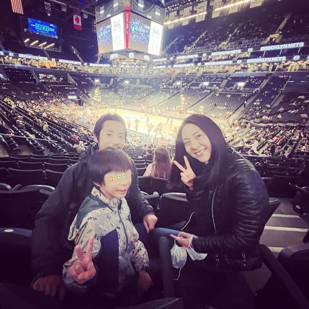 Ka-Naさんのインスタグラム写真 - (Ka-NaInstagram)「I went to see the NBA game with my family at Barclays Center in Brooklyn the other day! A Japanese basketball player “Yuta Watanabe” has joined in BROOKLYN NETS recently, and I’m soooo happy about that :) He scored a 3 points shoot in last 2 minutes before the game ended. That was so cool!!! Also, I took a few pictures of that lol. We had a really great time thanks to him and Nets! I bought a cap of Nets and I love it ;) I can’t wait to see the next game of them!!!  なんと、日本を代表するバスケットボールプレイヤー、渡邊雄太選手が我が街BrooklynのNetsにいらっしゃいましたー！！！ まさかこんなに近くに日本人のNBA選手が来てくださるなんて、とっても嬉しいです(≧∀≦)/ 家族で初めてNBAの試合を観戦させていただきましたが、とーっても楽しかったです♪ 雄太さん、最後の試合の残り2分を切ったところでスリーポイントシュートばしっと決めちゃうんだから、もうカッコイイのすごいのなんのって！！！ みんな大興奮でしたー(*ﾟ▽ﾟ*) また雄太さんの試合観に行きたーい♪  っと言いながら、たった今日本に到着したばかりで、明日から三週間ほど日本でお仕事なので、NY帰るまで次の観戦はちょっとおあずけ笑。 ツアーにイベントに盛りだくさんの秋の日本を満喫したいと思いまーす( ´ ▽ ` )ﾉ  この10月、11月のツアー、イベントの予定は下記になります♪  ☆10/22(土) 18:00〜 岡山県指定重要文化財「旧吹屋小学校」にて植村花菜ソロライブ  ☆10/28~11/10 Family Tiesツアー  10/28(金)18:30　市川市文化会館 11/4(金)18:30　四街道文化センター 11/5(土)14:00　市原市市民会館 11/10(木)18:30　流山市文化会館  ☆10/30(日) 10:30〜 0歳からのおやこコンサート　西宮プレラホール  ☆11/2(水) 19:00〜 奉納コンサート　春日大社  ☆11/13(日) 第41回豊かな海づくり大会・兵庫大会〜御食国ひょうご〜  ツアー、イベントの詳しい情報は、Website ”Ka-Na.us”をご覧ください！ この秋も日本でみなさんにお会い出来ることを楽しみにしていまーす( ´ ▽ ` )ﾉ  #nba #brooklynnets #yutawatanabe #kanauemura #ny #brooklyn」10月21日 16時32分 - kanajpop