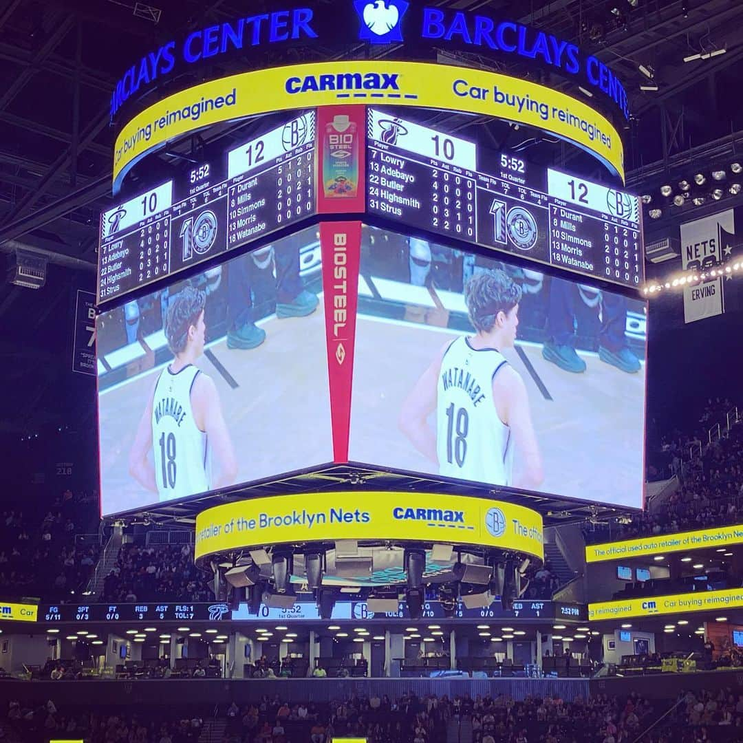 Ka-Naさんのインスタグラム写真 - (Ka-NaInstagram)「I went to see the NBA game with my family at Barclays Center in Brooklyn the other day! A Japanese basketball player “Yuta Watanabe” has joined in BROOKLYN NETS recently, and I’m soooo happy about that :) He scored a 3 points shoot in last 2 minutes before the game ended. That was so cool!!! Also, I took a few pictures of that lol. We had a really great time thanks to him and Nets! I bought a cap of Nets and I love it ;) I can’t wait to see the next game of them!!!  なんと、日本を代表するバスケットボールプレイヤー、渡邊雄太選手が我が街BrooklynのNetsにいらっしゃいましたー！！！ まさかこんなに近くに日本人のNBA選手が来てくださるなんて、とっても嬉しいです(≧∀≦)/ 家族で初めてNBAの試合を観戦させていただきましたが、とーっても楽しかったです♪ 雄太さん、最後の試合の残り2分を切ったところでスリーポイントシュートばしっと決めちゃうんだから、もうカッコイイのすごいのなんのって！！！ みんな大興奮でしたー(*ﾟ▽ﾟ*) また雄太さんの試合観に行きたーい♪  っと言いながら、たった今日本に到着したばかりで、明日から三週間ほど日本でお仕事なので、NY帰るまで次の観戦はちょっとおあずけ笑。 ツアーにイベントに盛りだくさんの秋の日本を満喫したいと思いまーす( ´ ▽ ` )ﾉ  この10月、11月のツアー、イベントの予定は下記になります♪  ☆10/22(土) 18:00〜 岡山県指定重要文化財「旧吹屋小学校」にて植村花菜ソロライブ  ☆10/28~11/10 Family Tiesツアー  10/28(金)18:30　市川市文化会館 11/4(金)18:30　四街道文化センター 11/5(土)14:00　市原市市民会館 11/10(木)18:30　流山市文化会館  ☆10/30(日) 10:30〜 0歳からのおやこコンサート　西宮プレラホール  ☆11/2(水) 19:00〜 奉納コンサート　春日大社  ☆11/13(日) 第41回豊かな海づくり大会・兵庫大会〜御食国ひょうご〜  ツアー、イベントの詳しい情報は、Website ”Ka-Na.us”をご覧ください！ この秋も日本でみなさんにお会い出来ることを楽しみにしていまーす( ´ ▽ ` )ﾉ  #nba #brooklynnets #yutawatanabe #kanauemura #ny #brooklyn」10月21日 16時32分 - kanajpop