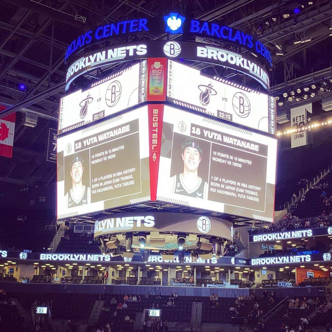 Ka-Naのインスタグラム：「I went to see the NBA game with my family at Barclays Center in Brooklyn the other day! A Japanese basketball player “Yuta Watanabe” has joined in BROOKLYN NETS recently, and I’m soooo happy about that :) He scored a 3 points shoot in last 2 minutes before the game ended. That was so cool!!! Also, I took a few pictures of that lol. We had a really great time thanks to him and Nets! I bought a cap of Nets and I love it ;) I can’t wait to see the next game of them!!!  なんと、日本を代表するバスケットボールプレイヤー、渡邊雄太選手が我が街BrooklynのNetsにいらっしゃいましたー！！！ まさかこんなに近くに日本人のNBA選手が来てくださるなんて、とっても嬉しいです(≧∀≦)/ 家族で初めてNBAの試合を観戦させていただきましたが、とーっても楽しかったです♪ 雄太さん、最後の試合の残り2分を切ったところでスリーポイントシュートばしっと決めちゃうんだから、もうカッコイイのすごいのなんのって！！！ みんな大興奮でしたー(*ﾟ▽ﾟ*) また雄太さんの試合観に行きたーい♪  っと言いながら、たった今日本に到着したばかりで、明日から三週間ほど日本でお仕事なので、NY帰るまで次の観戦はちょっとおあずけ笑。 ツアーにイベントに盛りだくさんの秋の日本を満喫したいと思いまーす( ´ ▽ ` )ﾉ  この10月、11月のツアー、イベントの予定は下記になります♪  ☆10/22(土) 18:00〜 岡山県指定重要文化財「旧吹屋小学校」にて植村花菜ソロライブ  ☆10/28~11/10 Family Tiesツアー  10/28(金)18:30　市川市文化会館 11/4(金)18:30　四街道文化センター 11/5(土)14:00　市原市市民会館 11/10(木)18:30　流山市文化会館  ☆10/30(日) 10:30〜 0歳からのおやこコンサート　西宮プレラホール  ☆11/2(水) 19:00〜 奉納コンサート　春日大社  ☆11/13(日) 第41回豊かな海づくり大会・兵庫大会〜御食国ひょうご〜  ツアー、イベントの詳しい情報は、Website ”Ka-Na.us”をご覧ください！ この秋も日本でみなさんにお会い出来ることを楽しみにしていまーす( ´ ▽ ` )ﾉ  #nba #brooklynnets #yutawatanabe #kanauemura #ny #brooklyn」