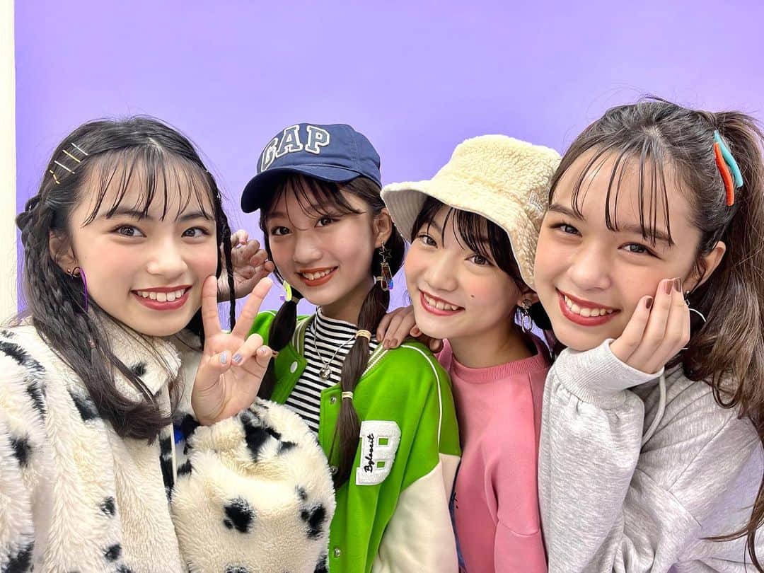 ニコ☆プチのインスタグラム：「💜🦋✨  本日ニコ☆プチ12月号発売日🤍  ヒヨリ、ユメナ、あんにゃ、ハルハの4人で めちゃハッピ〜〜！！な表紙撮影でした😆✨ 「ヤー！！！！」ってさけぶといい感じの口になるから、 みんなでさけびながら撮影したよ👏🏻💖笑  冬の寒さはおしゃれでふっとばそう🥳❤️‍🔥✨ 今月号も盛りだくさんなので たくさんたのしんでもらえるとうれしいな🌟  #ニコプチ #12月号 #飯尾夢奏 #白水ひより #星名ハルハ #星乃あんな」