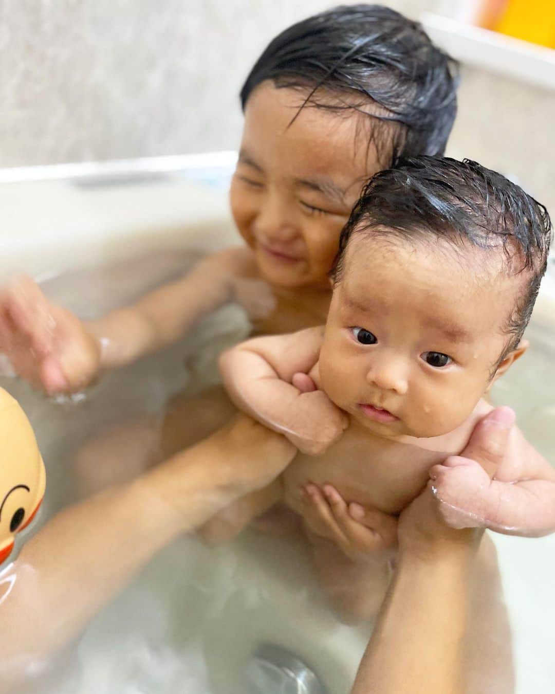 Mai Wakimizuのインスタグラム：「癒って言葉でしかない子どもの存在。昨日はお家に帰ると、"おつかれさまー！"ってテンションmaxで玄関で待ち伏せしてくれてた息子♡この2ショットを見るといつでも泣ける♡笑  #2歳3ヶ月#生後2ヶ月#兄妹」