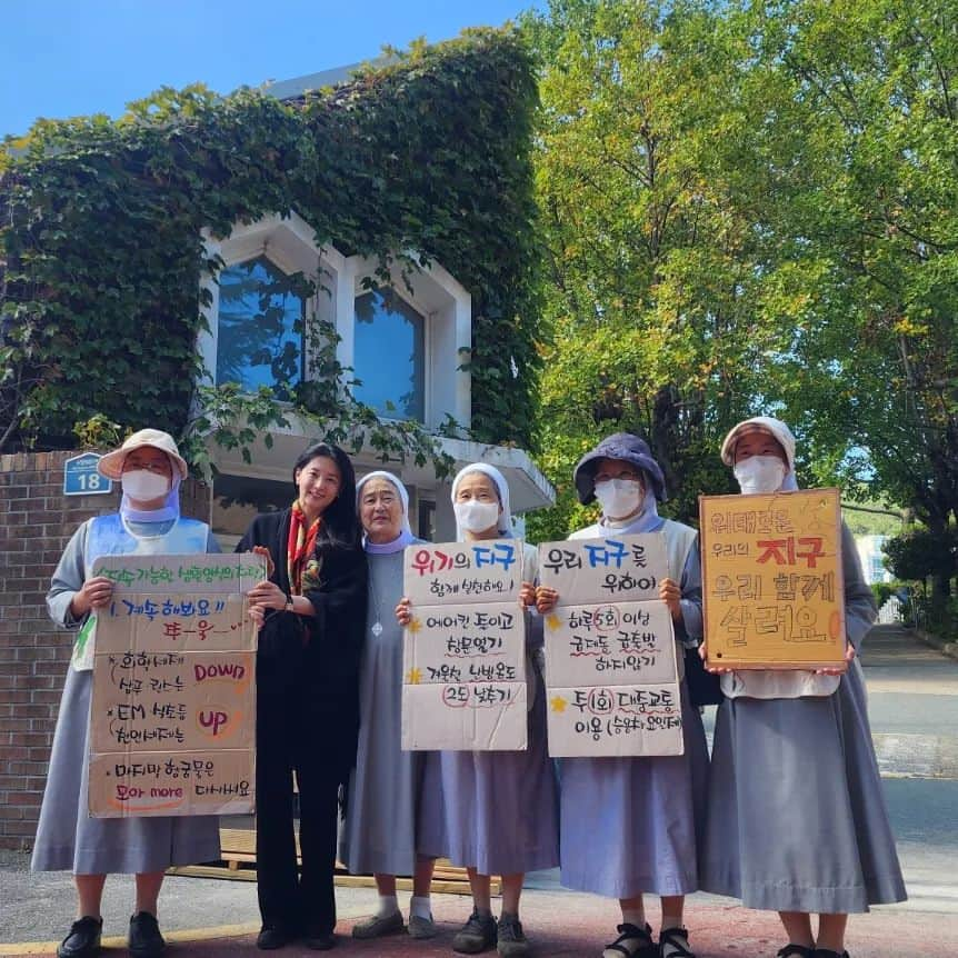 イ・ヨンエのインスタグラム：「지구를 살리자~~⚘️⚘️ 저도  동참합니다😄 이해인수녀님과  부산 성 베네딕도수녀님들 건강하세요 여러분들도 건강하세요❤」