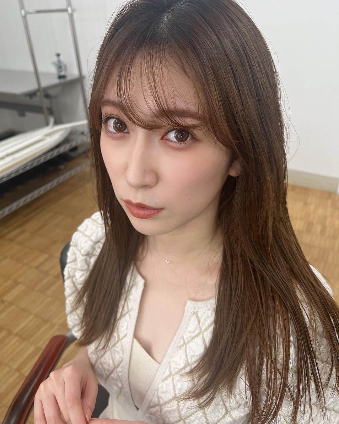 吉田朱里のインスタグラム：「YouTubeの企画で @tomokookada さんに メイクしてもらった時の🖤🤍 . 見てくれた人全員が驚くような プロの技詰まってたでしょ！？ やっぱすごいよね❤️‍🔥 . あと岡田さんのメイクの説明って なんかいい意味でクリエイティヴ過ぎなくて自分でも取り入れてやすいというか、論理的というか、、ほんとすごいんだよね！笑 . その凄さをみんなにも伝えたくて YouTube出演お願いしたら 快く引き受けて下さって😌💞 . @bidol_official をきっかけに メイクしていただいてるんですけど 最近では他の現場でもたくさんお会い出来る💓 東京のママって呼んでる🤣💗笑 . まだ見てないよって方は是非 ご覧ください！この動画見たらメイクの常識変わると思うし、必ず可愛くなれる！ . 改めて岡田さんありがとうございました🥹❤️✨」