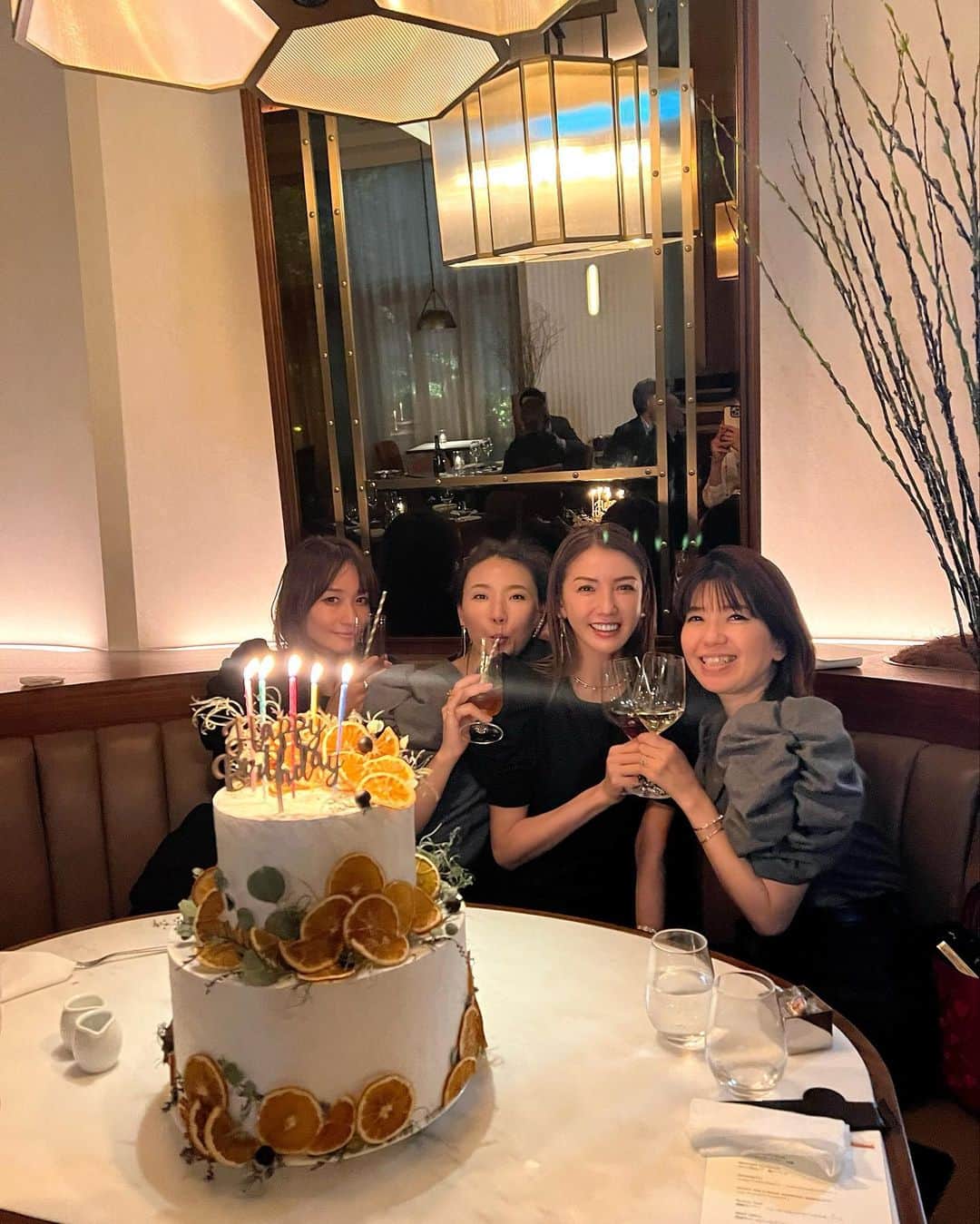 のインスタグラム：「@scarpettatokyo 🍽  10月3日グランドオープン。 バタバタでスケジュールが合わずでしたが、 やっとみんなで行けました❤️  トマトとバジルのパスタが 噂どおり美味しくてもっと食べたかったな😋  集まってびっくり。 全員お洋服がお揃いでした笑 @riko.tokyo_official」