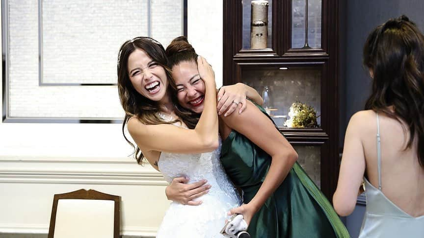 ジョジィのインスタグラム：「You will see a rare pic here😅 Me and her hugging pretending we always do this nah only because was her wedding day 🤪🤣  これすごく珍しい写真!なかなかないよねーwこんなに愛情があるhugラファとするなんでー😅結婚式だったからだけだね🤣  Um foto bem rara nossa passando na sua timeline!!!!!  #takemeback #notreally」