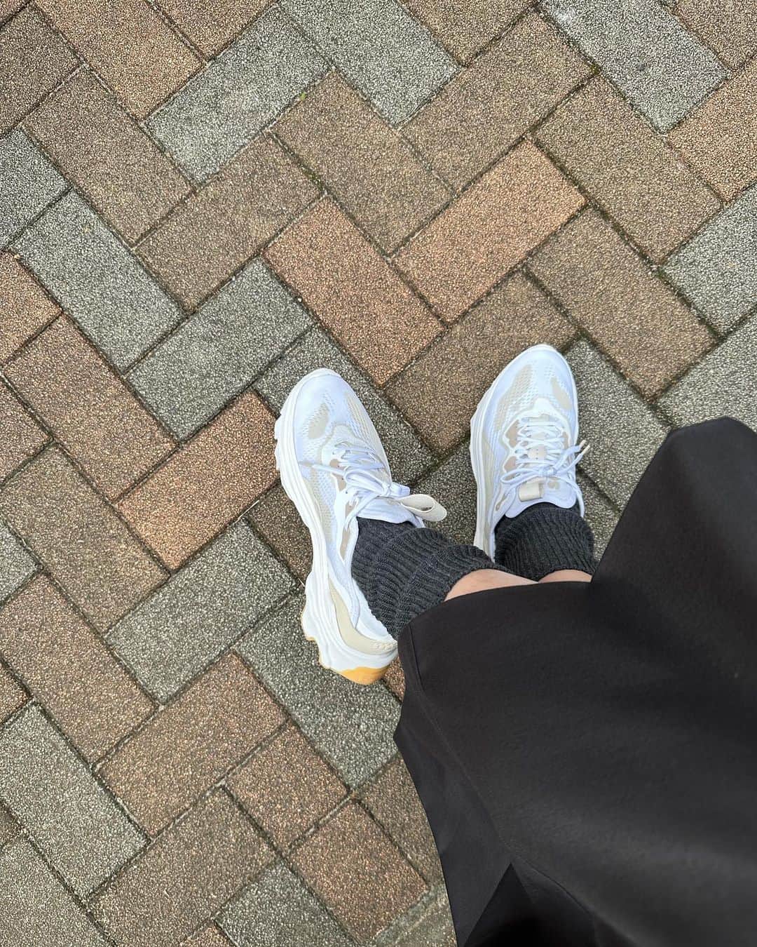 のインスタグラム：「@sorel_jp のスニーカーがとてもお可愛ー♥︎  ブーツも可愛くて迷いに迷ったんだけど、こっちが今の気分でした☺️  ウィンターブーツのイメージが強いSORELだけど、あえてのCITY履きがスタイリッシュでまたいい♥︎ フィット感も柔軟性もあって、歩きやすいのは、さすがです🙇🏻‍♀️ ・ ・ ・ #sorel #ソレル #sorelstylejp #oksorel #NL4689 #pr」