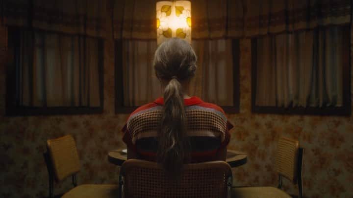 テイラー・スウィフトのインスタグラム：「Here’s the teaser trailer for the videos I’ve made for Midnights 🌌 Thank you @amazonmusic for premiering this, the first video for Anti-Hero will be out tomorrow at 8am ET. And Midnights will be here SO SOON!!!」