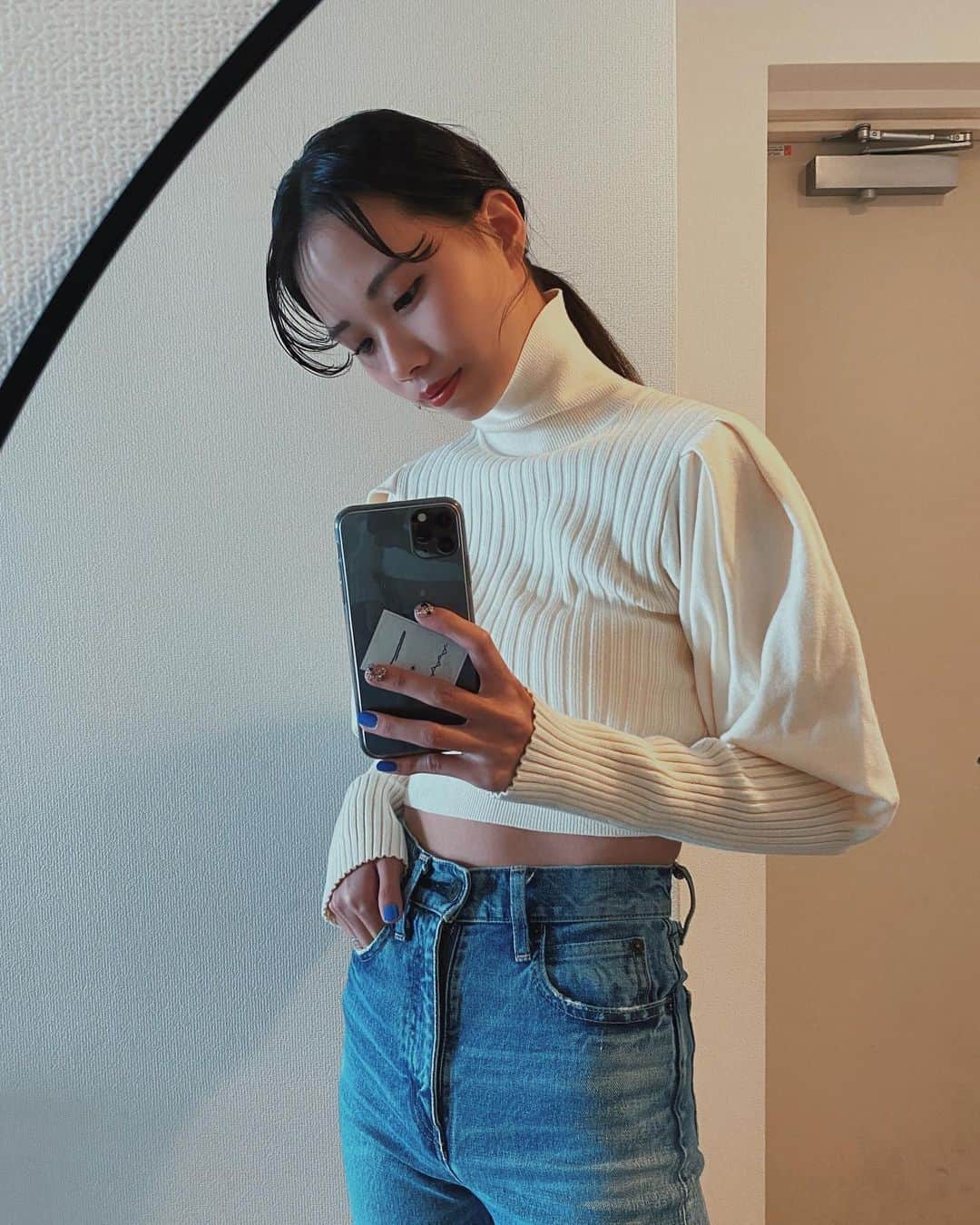 藤木祐凪のインスタグラム：「寒くなってきたからニット集め中✨  ボリューム感の可愛いバルーンスリーブ💕 手首周りはフィットするから細く見えるニット🧶  #タイアップ#miette.jp #miette#ミエット#パフスリーブショートリブニット」