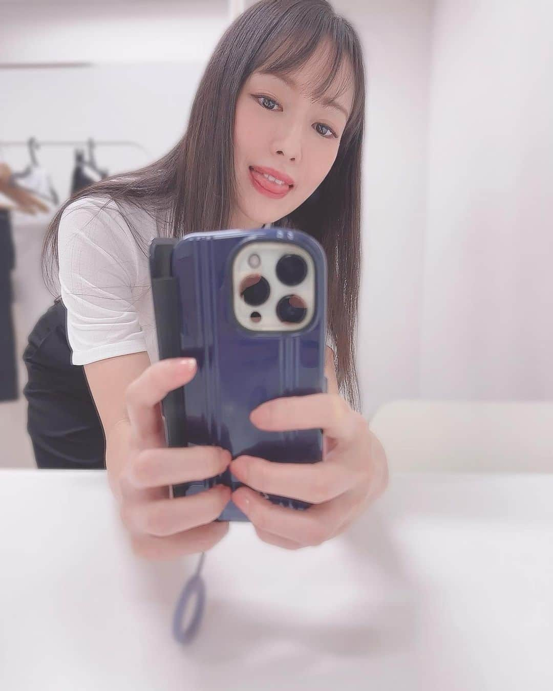 吉山りささんのインスタグラム写真 - (吉山りさInstagram)「📸 オフショット🥳💕   #zerohalliburton  #ゼロハリバートン  #ゼロハリ の #手帳型 が大好きで2個目 #📱 すぐ売り切れちゃって値段上げて誰かが買い占め販売する前に正規店で😎笑 でも…既にハゲた😂 #色 しくったか❓カバンの中や家でiPhoneがカメレオンになり探せない💦でも同じ #シルバー はやめた😎 #気分転換   関係ないけど #体硬い 💦 タコとかイカ尊敬 #人じゃないけど    #吉山りさ #撮影 #撮影モデル #📸 #フリーモデル #フリーランスモデル  #Japanese #single  #mama   🥳もーすぐ経歴27年目🎬」10月21日 11時53分 - oreorerisa