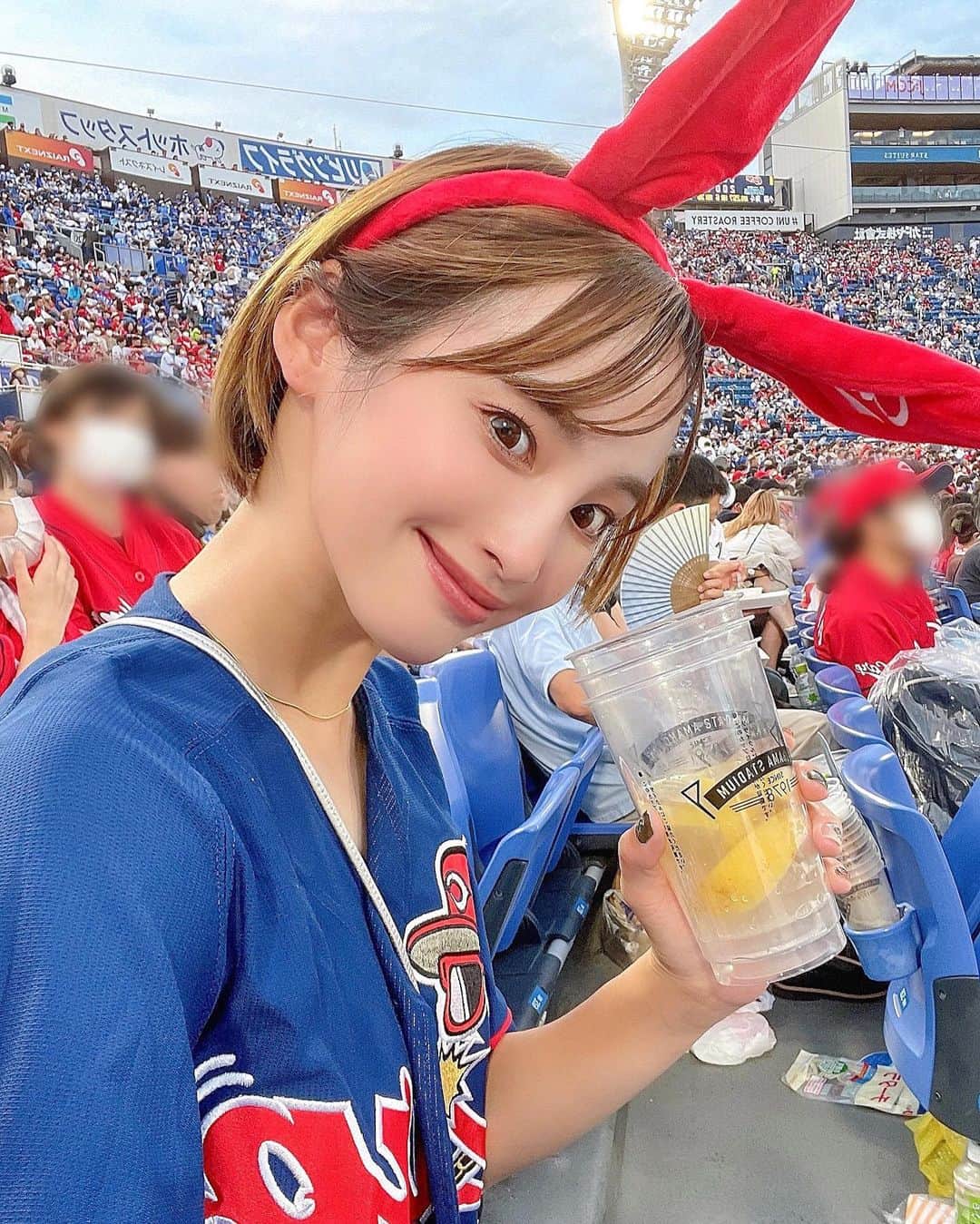 岩佐しおりのインスタグラム：「・ ドラフトも終わり 来シーズンはなんと 私が昔からのファンである新井監督⤴︎  待ち遠しすぎる🫶🫶  今季は8試合観戦に行き 7勝1敗と良い試合を たくさん観せていただきました🙏  来シーズンはもっと行きたいな❣️  本当にお疲れ様でした✨  そして近々広島の皆さまに ご報告があります🤭🌈  おたのしみに❤️笑 ・ #カープ #カープ女子 #野球好き #野球ファン #スポーツ観戦好き #ドラフト #広島 #ユニフォームコーデ #うさみみ #レモンサワー #お酒好き女子」