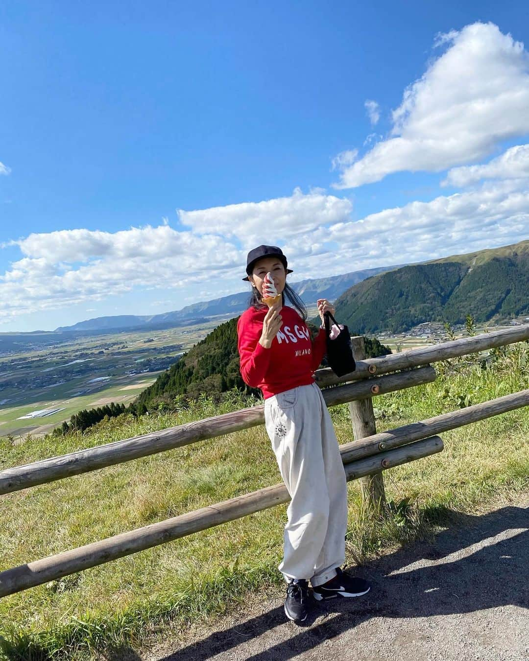 藤あや子のインスタグラム：「熊本 阿蘇⛰  阿蘇の山々を眺めながら頂いたジャージーミルク&あまおうのソフトクリーム最高〜🍦 大自然のパワーをたっぷりいただきました💪🏻  黒川温泉のお宿で出会ったミミちゃん🐾 人懐っこくて可愛かった〜🥰 バッチリカメラ目線😼 #阿蘇　 #黒川温泉 #あか牛丼 #美味しかったー」