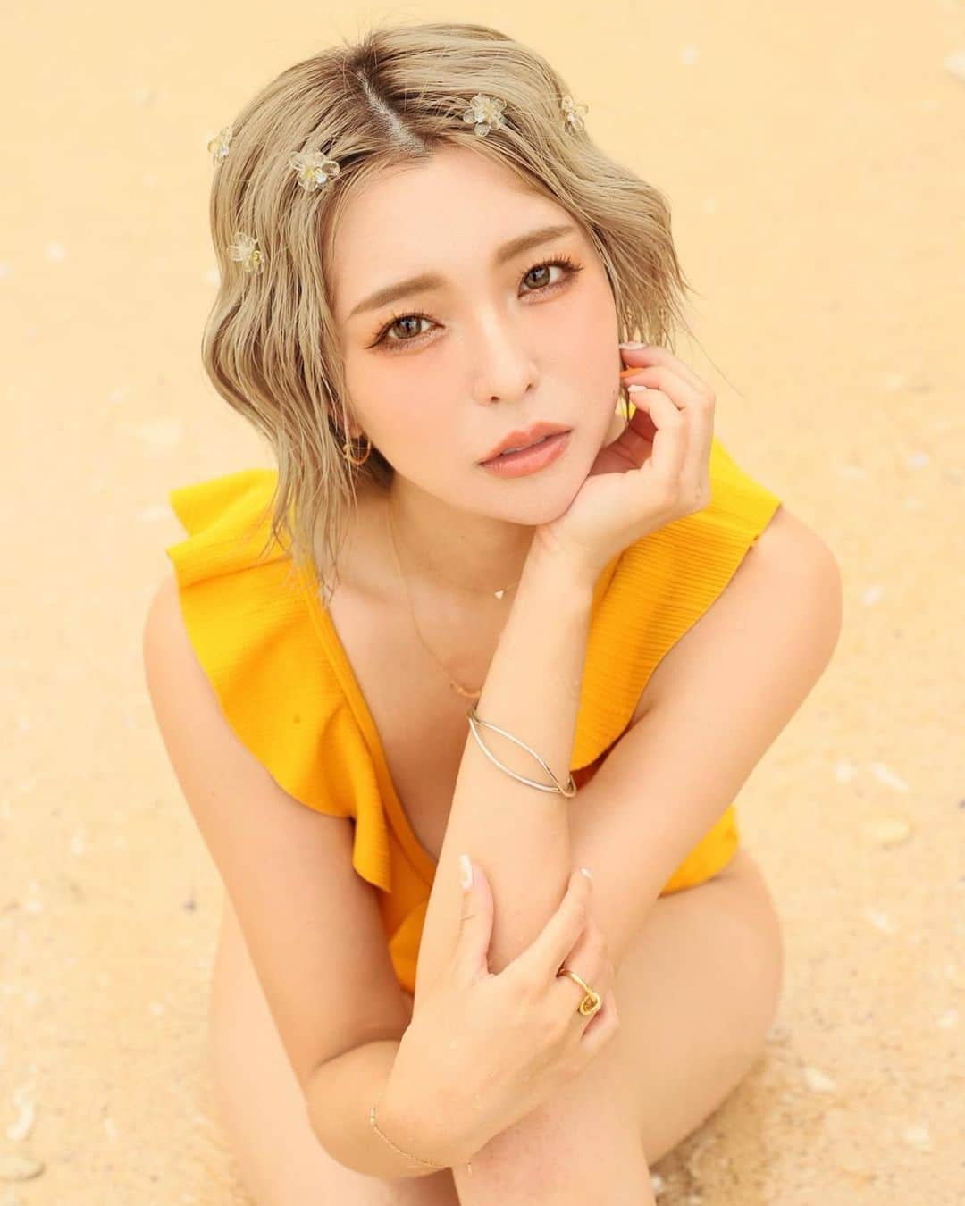 Hitomiのインスタグラム：「❤︎  気付きました？🥹 数年ぶりにTOP画像変えました💛 写真5.6年前のは流石に詐欺ではないかと 声が上がっていたので今の顔の写真にw  この間沖縄に行く機会があったので 撮影までしてもらっちゃいました🥹🌏  前回も今回のTOP画像写真は 　@shinichiyasuda 安田さんが撮影してくれた写真で✨ ひとみの魅力を120%引き出してくれる 魔法のカメラマンさん😚💕 今回の撮影データも仕上がり良すぎて 選択できないくらい🤦‍♀️ これからたくさん上げていきます🥰🦋  #沖縄　#okinawa」