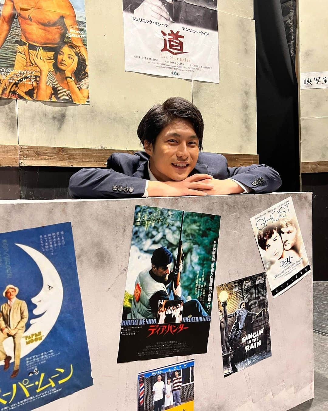 荒澤守のインスタグラム：「・ 『暗闇のレクイエム』 本日14:00〜A/19:00〜B 池袋シアターグリーンBox in Box THEATER ・ 毎日映画の世界に浸っているような感覚。 今日もキャストスタッフ一丸となって、公演に臨みます！！ ・ 数々の夢を映し出す暗闇に今、レクイエムが鳴り響く。 ・ ・ #暗レク　#クラレク　 #舞台　#演劇　#くちなし #シアターグリーン #名画座　#映画」