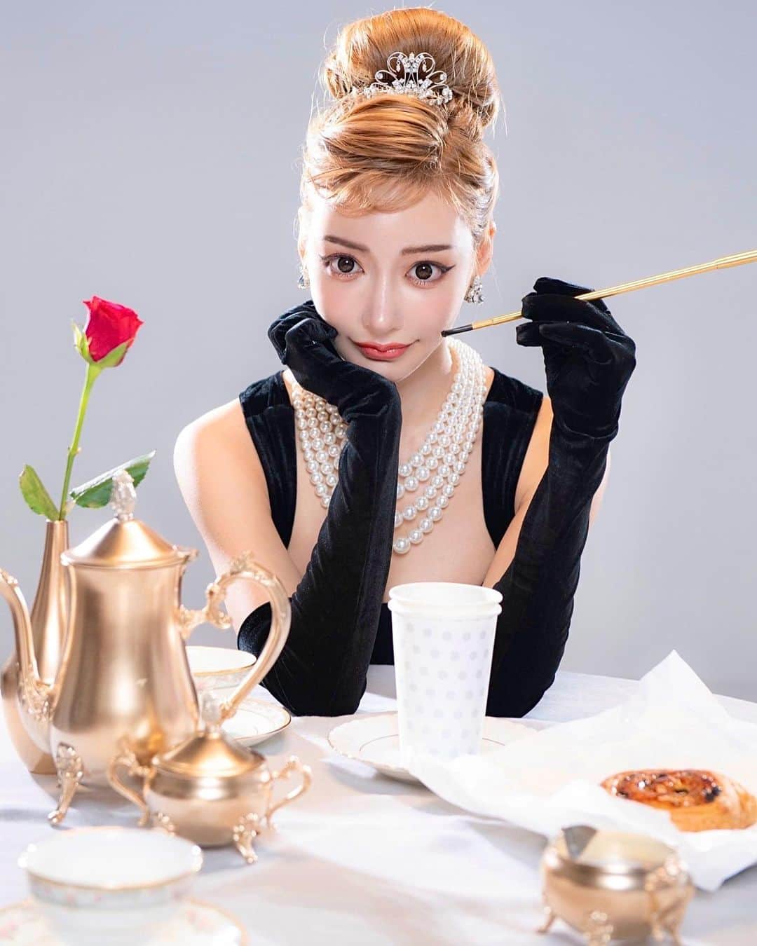 明日花キララのインスタグラム：「皆様！2023明日花キララカレンダーたくさんの購入報告ありがとうございます🐇🤍 発売記念イベントを東京と大阪で開催するよ🫶🏻 毎年カレンダーイベントで皆様に逢えるのとても楽しみにしていて😌今年は2箇所なので凄く嬉しいです  １１月０６日（日）商品をお渡しする発売記念2ショット撮影会開催決定です👸🏼🥂 @kiracon.shop    日程：２０２２年１１月０６日（日） 場所：CÉ LA VI CLUB LOUNGE 〒150-0043 東京都渋谷区道玄坂１-2-3 東急プラザ渋谷17F 内容：１０月２０日（木）からWebサイト「キラキラコンタクト（https://kiracon.shop/）」にて先行予約販売を開始。 サイト内にて３冊まとめて購入でイベント当日にカレンダーのお渡し、２ショット撮影。   ・１１月１３日（日）発売記念２ショット撮影会を開催予定！   日程：２０２２年１１月１３日（日） 場所：ドン・キホーテ 梅田本店　３Fブランドコーナー 〒530-0018 大阪府大阪市北区小松原町４−１６ 内容：１１月０２日（水）からドン・キホーテ梅田店にて販売を開始。店舗にて３冊まとめて購入で１３日のイベントに参加可能。２ショット撮影。  更に！！撮影時に着用した衣装プレゼントもkiracon.shop/?mode=f5こちらの専用サイトから応募できます！ 是非ゲットしてゴージャスキララに変身しましょ👸🏼🌹」