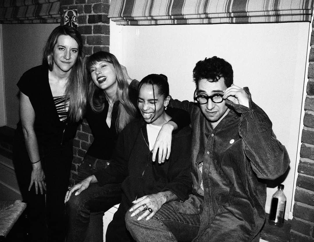 テイラー・スウィフトのインスタグラム：「Midnights is a wild ride of an album and I couldn’t be happier that my co pilot on this adventure was @jackantonoff. He’s my friend for life (presumptuous I know but I stand by it) and we’ve been making music together for nearly a decade HOWEVER… this is our first album we’ve done with just the two of us as main collaborators. We’d been toying with ideas and had written a few things we loved, but Midnights actually really coalesced and flowed out of us when our partners (both actors) did a film together in Panama. Jack and I found ourselves back in New York, alone, recording every night, staying up late and exploring old memories and midnights past. We were so lucky to also work with our brilliant collaborators @sam_dew, @sounwave, Lana Del Rey, @jahaansweet, @keanubeats, William Bowery, and @zoeisabellakravitz. @sharp_stick was our excellent engineer. The wonderful and wise @bethgarrabrant took the album photographs. Midnights is a collage of intensity, highs and lows and ebbs and flows. Life can be dark, starry, cloudy, terrifying, electrifying, hot, cold, romantic or lonely. Just like Midnights. Which is out now」