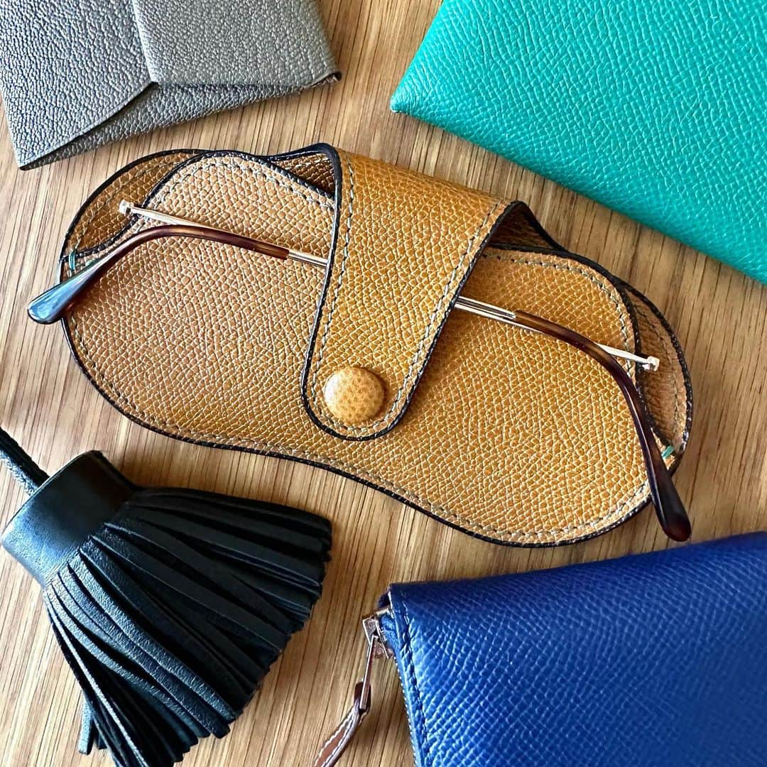 the.daily.obsessionsのインスタグラム：「・ レザーの色合いとステッチカラーのコントラストに惹かれたValextraの眼鏡ケース。」