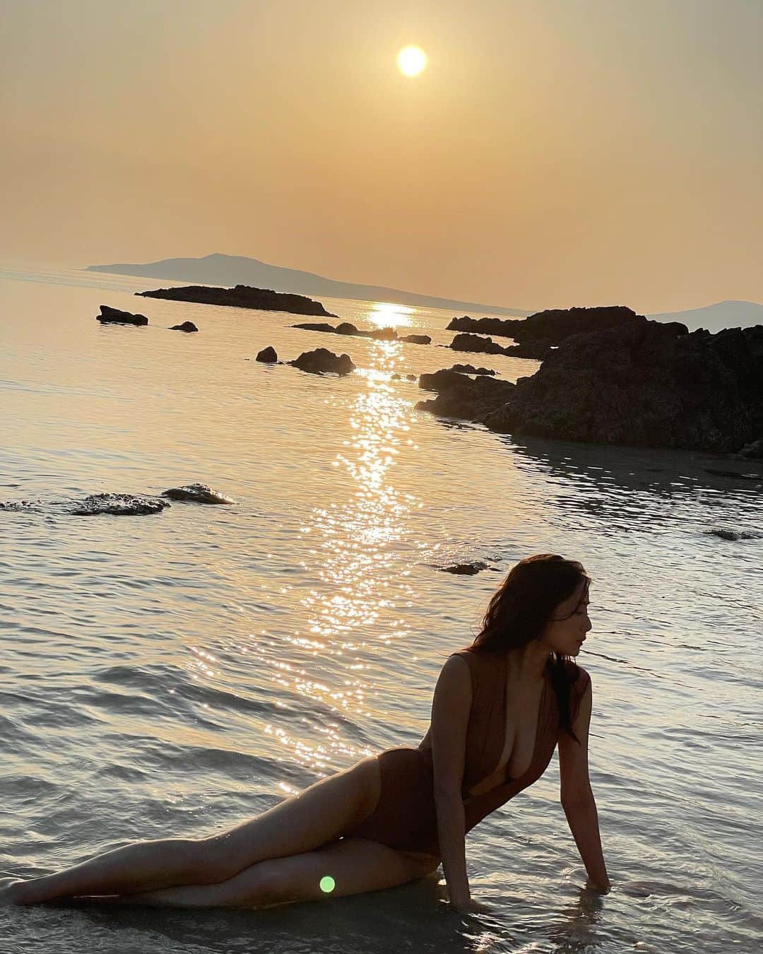片山萌美のインスタグラム：「🏖  “週刊実話” 表紙 そして #もう一度わたしをみて  の時の写真が掲載されてます  髪が長いの、 もう懐かしいのぅ( ˊ̱˂˃ˋ̱ )  #週刊実話　 #表紙　 #五島列島　 #moemikatayama」