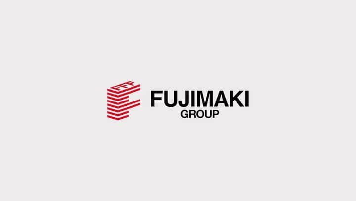 秋本帆華のインスタグラム：「. お知らせです🎈 FUJIMAKI GROUPの新企業CM「エール」編にTEAM SHACHIが出演させていただいています✨ 私たちの新曲『光』がCMのタイアップソングとなっています😊 作詞は私が担当させていただきました。 夢に向かって頑張る人への応援ソングです😌  CMは5種類♪ 撮影はFUJIMAKI GROUPの工場や本社で社員の皆さんと！ 本日よりFUJIMAKI GROUP公式YouTubeで 公開されているのでぜひ観てください💓  #FUJIMAKIGROUP #アキラ100パーセント さん #TEAMSHACHI」