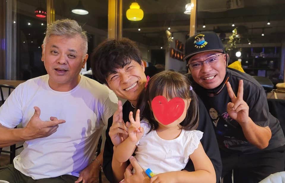 のインスタグラム：「コロナも少し落ち着いたので4年ぶりに家族と宮古島に行ってきました。  8年前、今田さんの夏休み旅行に同行させてもらい初めて足を踏み入れた宮古島。  海や食べ物が最高だった以上に 宮古島の人達が素晴らしく、あっという間に虜になってしまいました。  事あるごとに宮古島へ行くようになりました。  新婚旅行も宮古島に行かせてもらいました。  久しぶりの宮古島は相変わらず最高でした。  左の人が『たかし』さん いつも優しく受け入れてくれる兄貴。 どんなに仕事が忙しくても仲間を第一優先する男の中の男。  右の人がダイゴさん。 同い年。この人も仲間を大事する人。宮古島来る時、必ずスケジュールを空けて、ずっと一緒にいてくれる友。 人間としての魅力が宮古島の海くらいキラキラしてる人。  何も変わってませんでした！ 4年の空白が2泊3日で埋まりました！  ロバート馬場ちゃんがはじめたお店の宮古冷麺も無事食べれました！  おべんちゃらなしで 超絶美味しかった！  また行くぜ！  #宮古島 #最高」