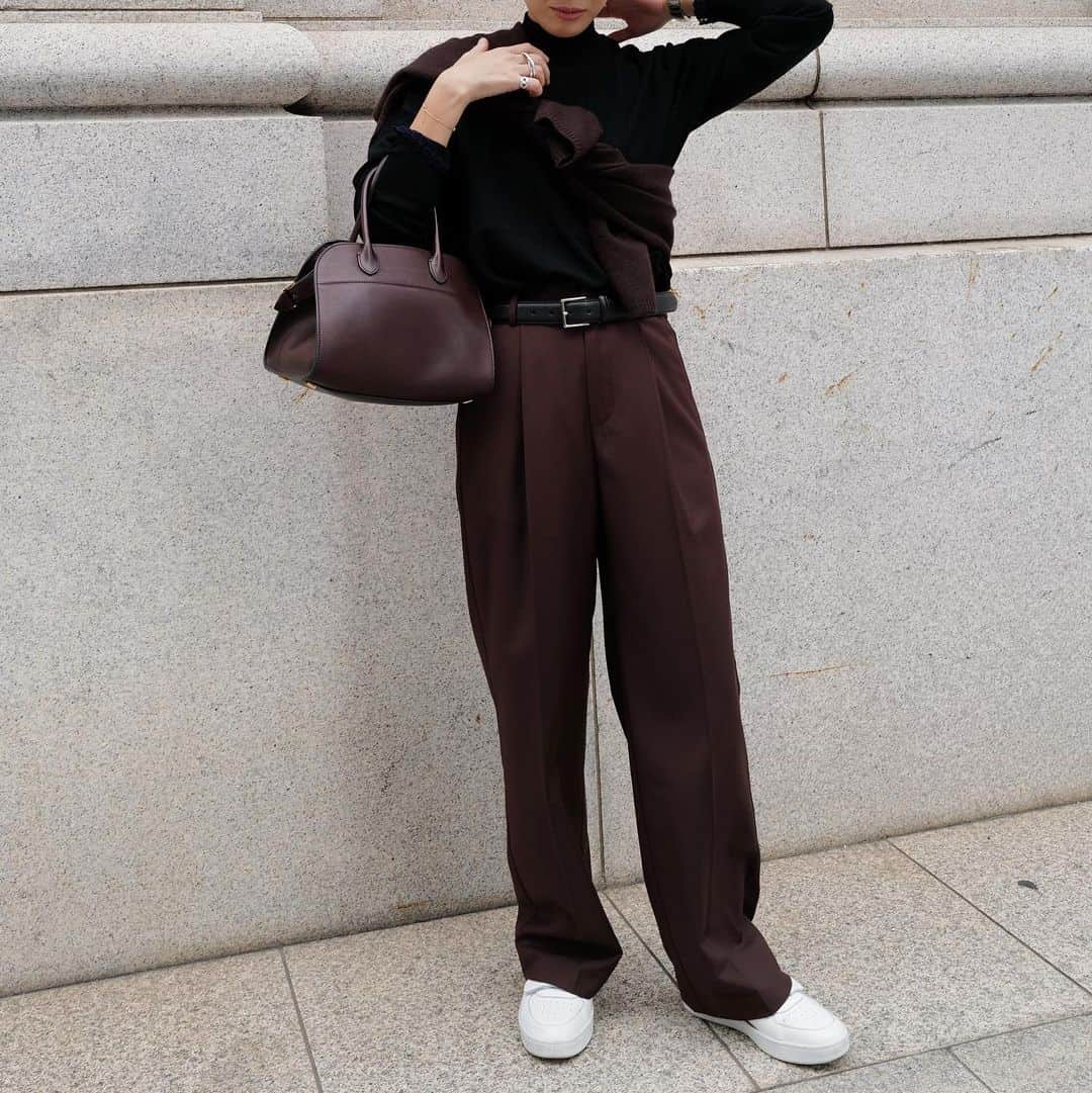 のインスタグラム：「こっくり🌾🌰今シーズンはこのトーンのブラウンが好き♡  定番のチンツストレートパンツにブラウンを加えました🤎このカラーがどんなアイテムも今年ムードにしてくれてかなりお気に入り！  トップスは、昨日のpostでベージュにイエローレースをシャツのインナーに着ていたハイネックニット🧶 メリノウール100%でめちゃくちゃ着心地が気持ちいい🤤  それに、肩からウールVネックニットをプラス☺︎  好きなスタイル🤤  10/25 tue 14:00 start-  #MACHATT #masaco服」