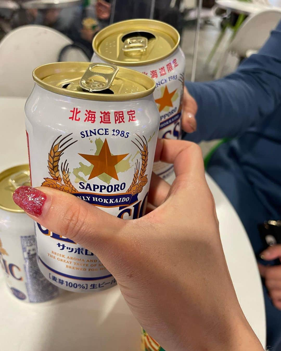 吉山りささんのインスタグラム写真 - (吉山りさInstagram)「🌈 北海道限定ビールのCLASSICはめちゃくちゃ美味しい😋🍻😋  とりあえず空港で4缶😎💙  飲む時は必ず水素サプリ💊  二日酔いもしないし目覚めが良すぎて５時に起きる🕔😂🫧  疲れてる人ほどお酒飲む人ほど分かる💪(´･_･`💪)  水素サプリBIJOは飲み始めてもう1年半💕  ただただ最高🫶🏻💓❤💕  https://bijo-beauty.com/PRIMEH2?ry101   #水素サプリ #お酒好き女子  #二日酔い しらず #寝起き 最高 #目覚め 最高❤  #北海道 #classic  #ビール #🍻 #beer #Japan #乾杯  #撮影 #ロケ    #吉山りさ #モデル #フリーランス #撮影モデル #YouTube  #水素  #BIJO」10月21日 15時26分 - oreorerisa