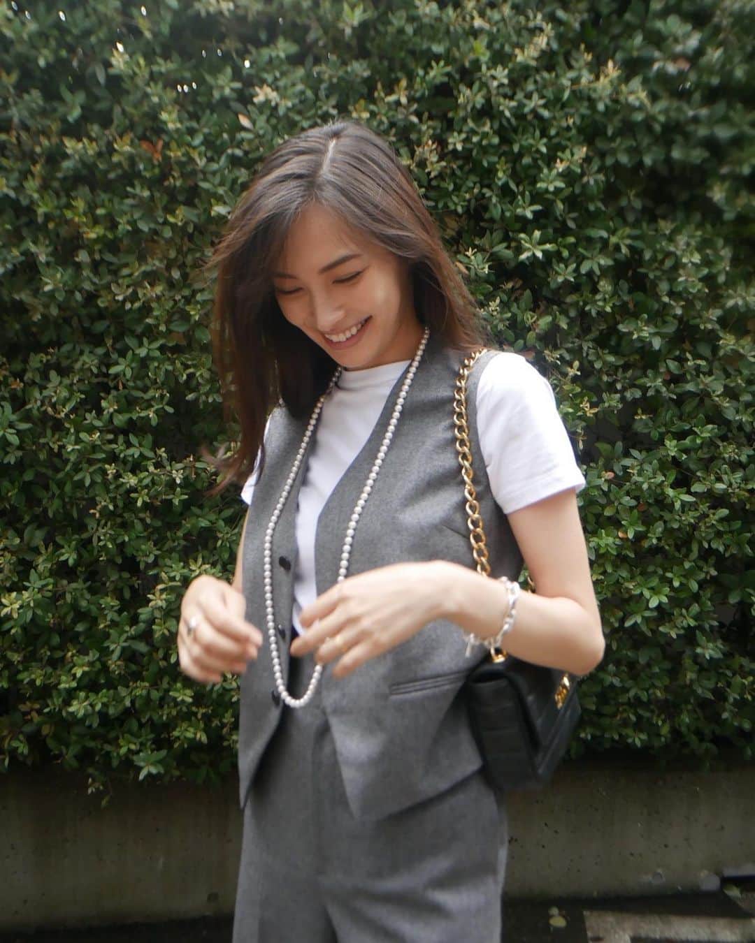 大政絢のインスタグラム：「#今日の絢服  🖤🤍🖤  ブランドタグ付けしています！」