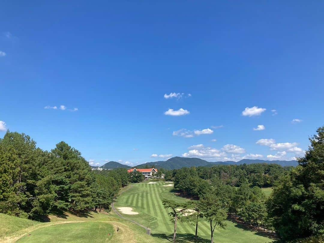 喜入祥充さんのインスタグラム写真 - (喜入祥充Instagram)「サンバーズゴルフトリオ⛳️ 人生6回目のラウンドは7時22分からの早朝ゴルフ🏌️‍♂️  西田は初のコースでボールが山と谷と池に吸い込まれていました。笑  はるきはパターの往復ビンタ笑  喜入だけ調子が良くベストスコアでした😁 伸び代しかないですね。 次も、頑張りましょう♪  #サンバーズ #golf  #ゴルフ男子  #全身 #underarmour  #ベストスコア #100 #アクティブレスト」9月27日 23時07分 - y_kiire