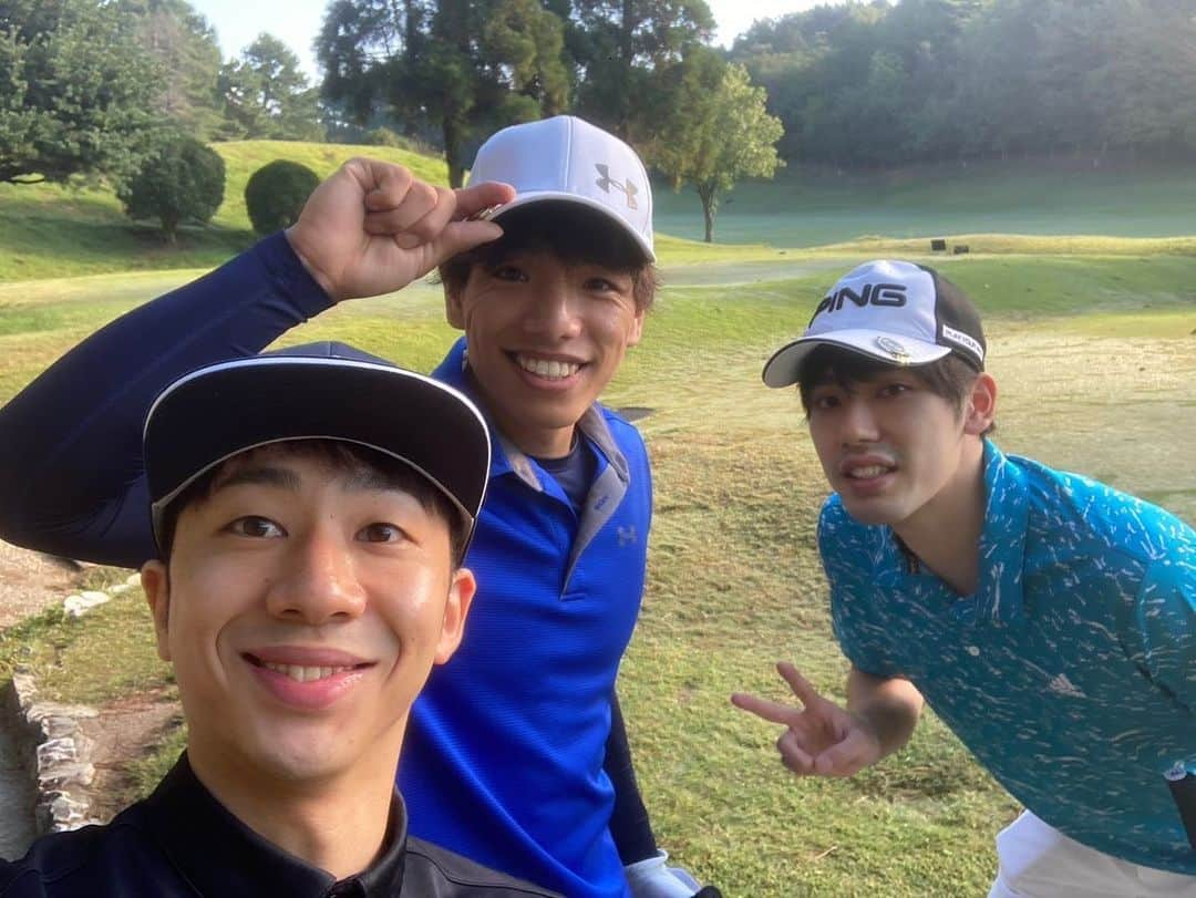 喜入祥充さんのインスタグラム写真 - (喜入祥充Instagram)「サンバーズゴルフトリオ⛳️ 人生6回目のラウンドは7時22分からの早朝ゴルフ🏌️‍♂️  西田は初のコースでボールが山と谷と池に吸い込まれていました。笑  はるきはパターの往復ビンタ笑  喜入だけ調子が良くベストスコアでした😁 伸び代しかないですね。 次も、頑張りましょう♪  #サンバーズ #golf  #ゴルフ男子  #全身 #underarmour  #ベストスコア #100 #アクティブレスト」9月27日 23時07分 - y_kiire