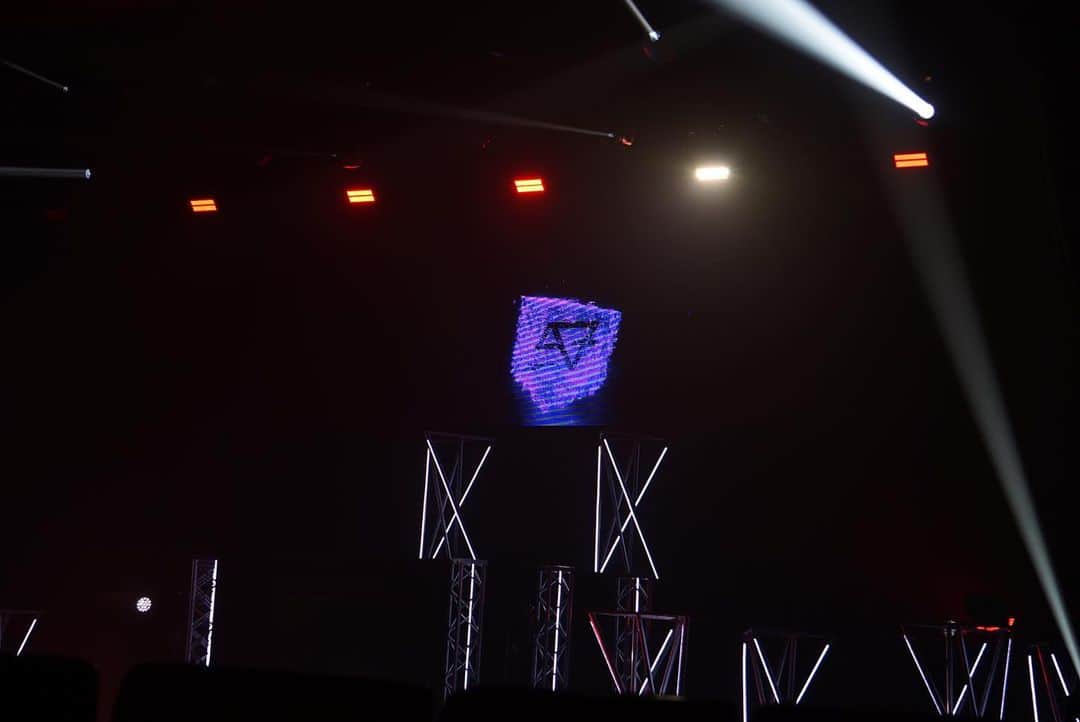のインスタグラム：「一年前の今日の写真にあった  懐かしいねSIX DAY  7年を迎えられました。  BLUEの皆さんありがとうございます  8年目もよろしくお願いします  写真全然うまくなぁぁい笑笑」