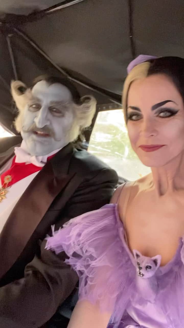 シェリ・ムーン・ゾンビのインスタグラム：「#TheMunsters is out today on @Netflix 💜 Here is a little behind the scenes action with me and @mrdanielroebuck heading to set. #lilymunster #thecount #robzombie #jeffdanielphillips」