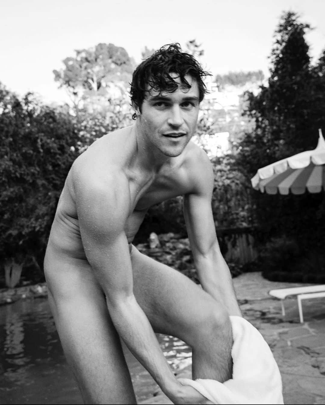 マイルズ・マクミランのインスタグラム：「Poolside with @douginglish for @leshommespublics 💦」